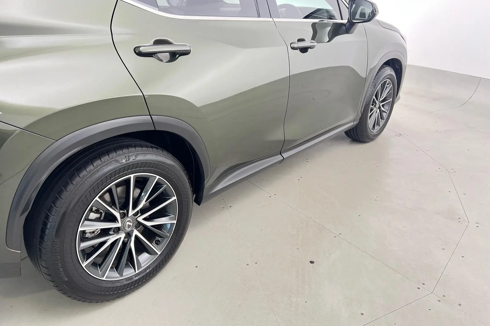 2023 Lexus NX Gallery Image 5