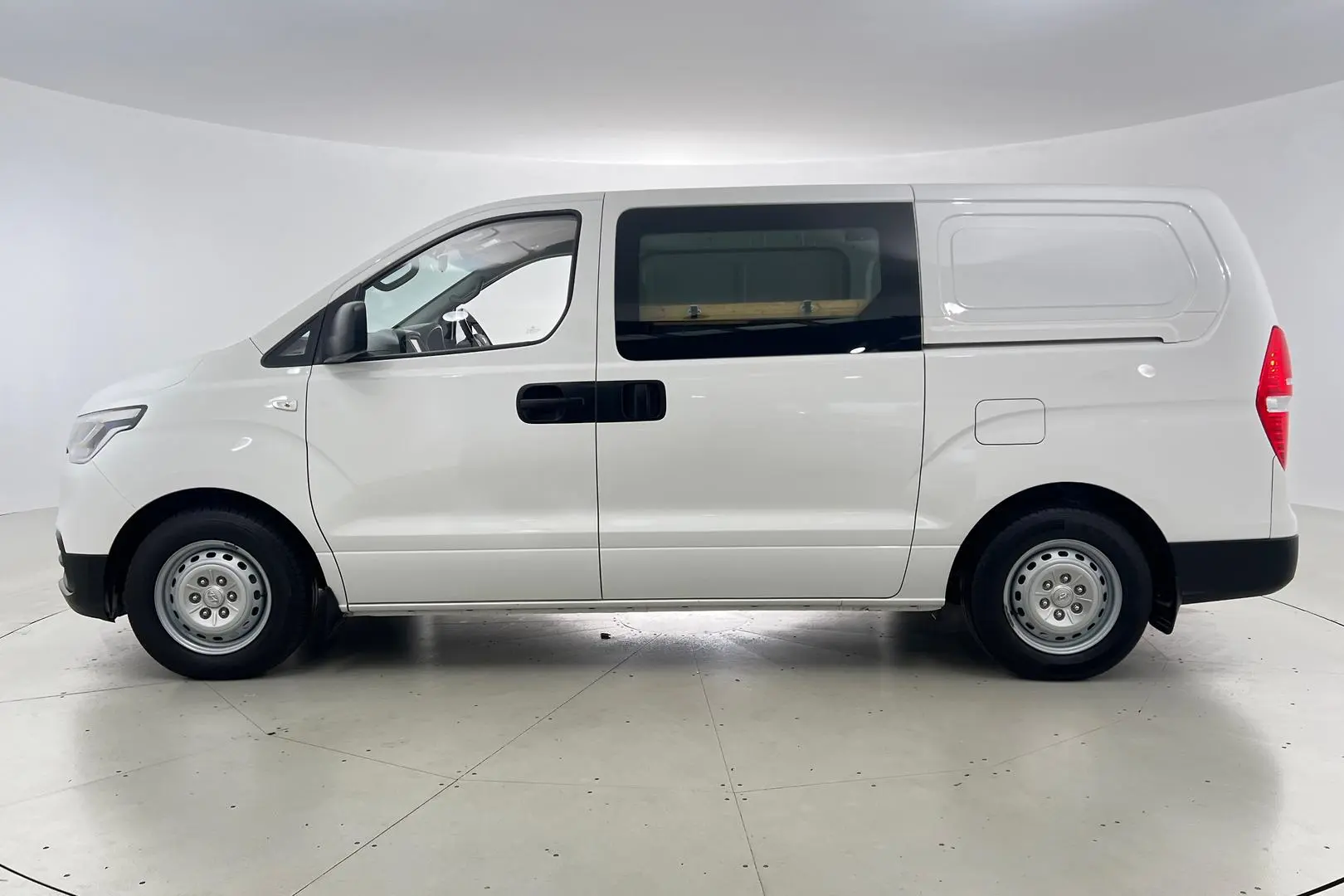2021 Hyundai iLoad Gallery Image 8