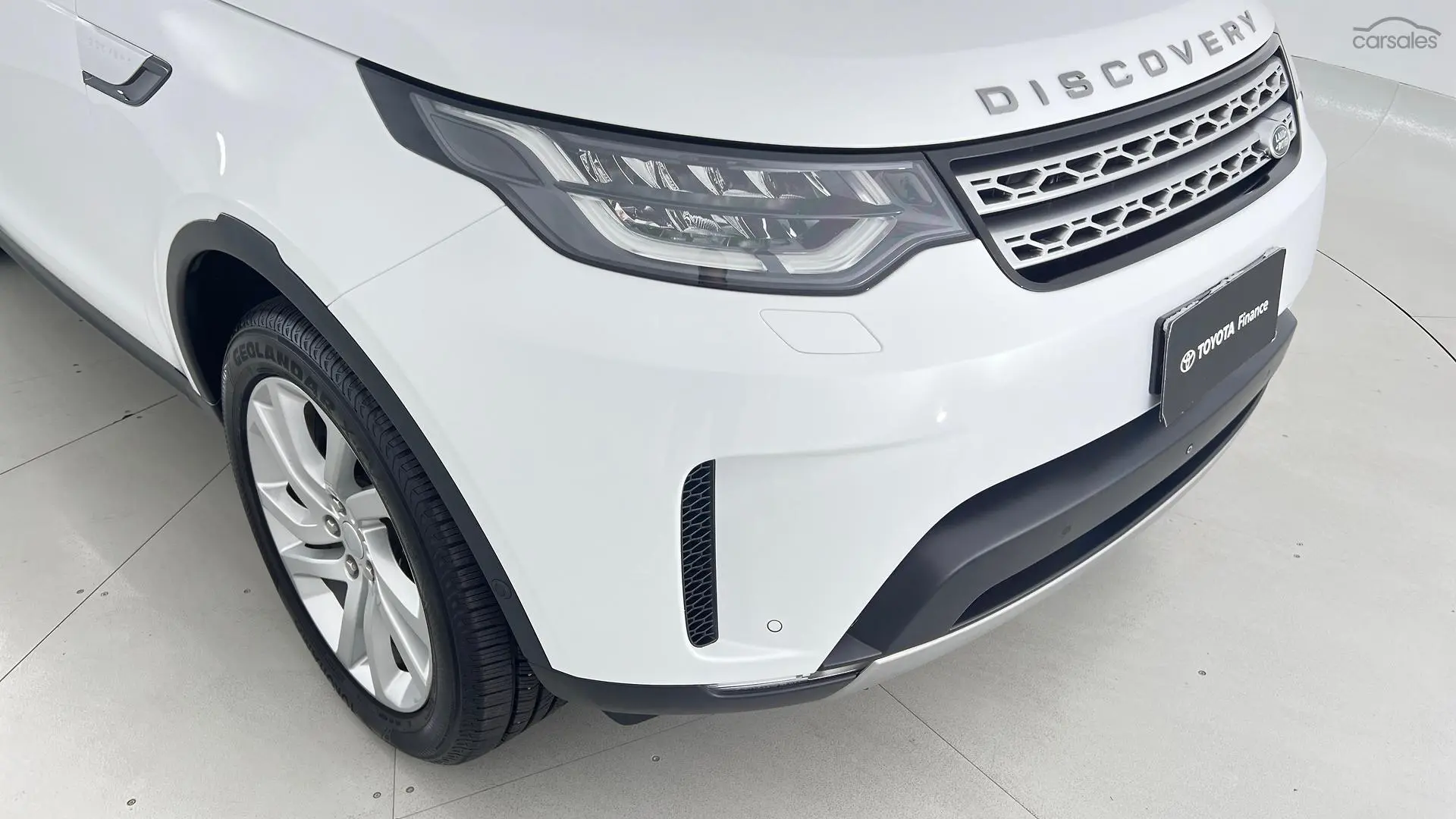 2018 Land Rover Discovery Image 11