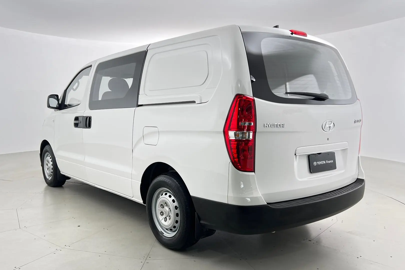 2018 Hyundai iLoad Gallery Image 2