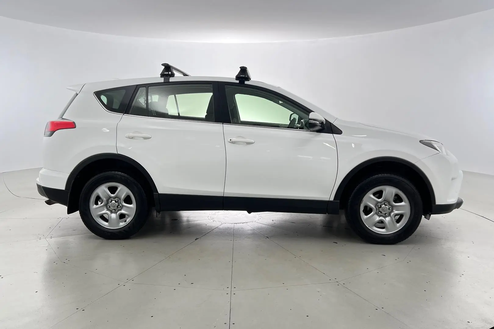 2017 Toyota RAV4 Gallery Image 3