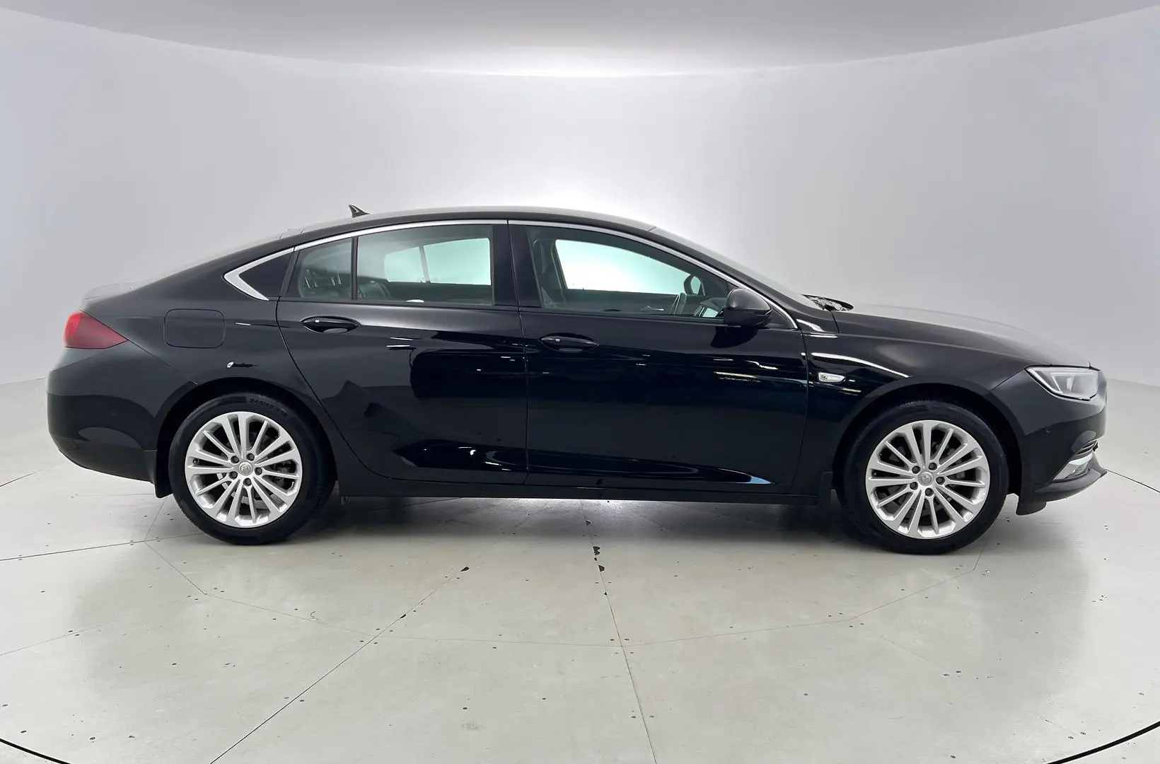 2019 Holden Calais Gallery Image 3