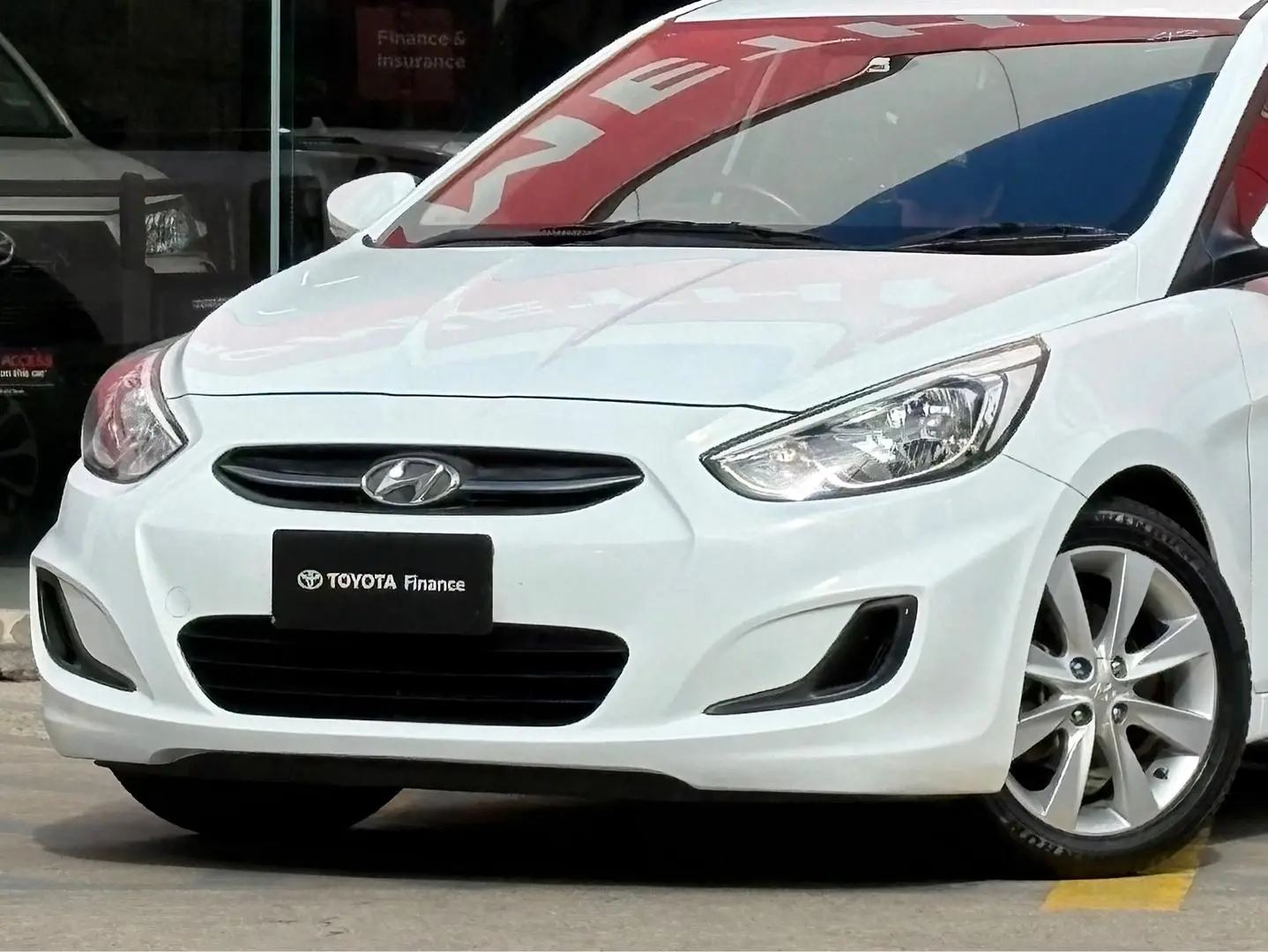 2017 Hyundai Accent Gallery Image 6