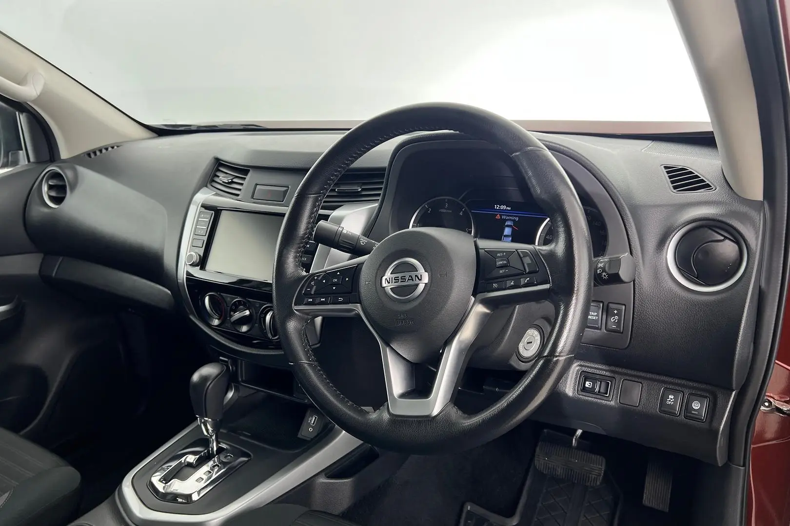 2021 Nissan Navara Gallery Image 13