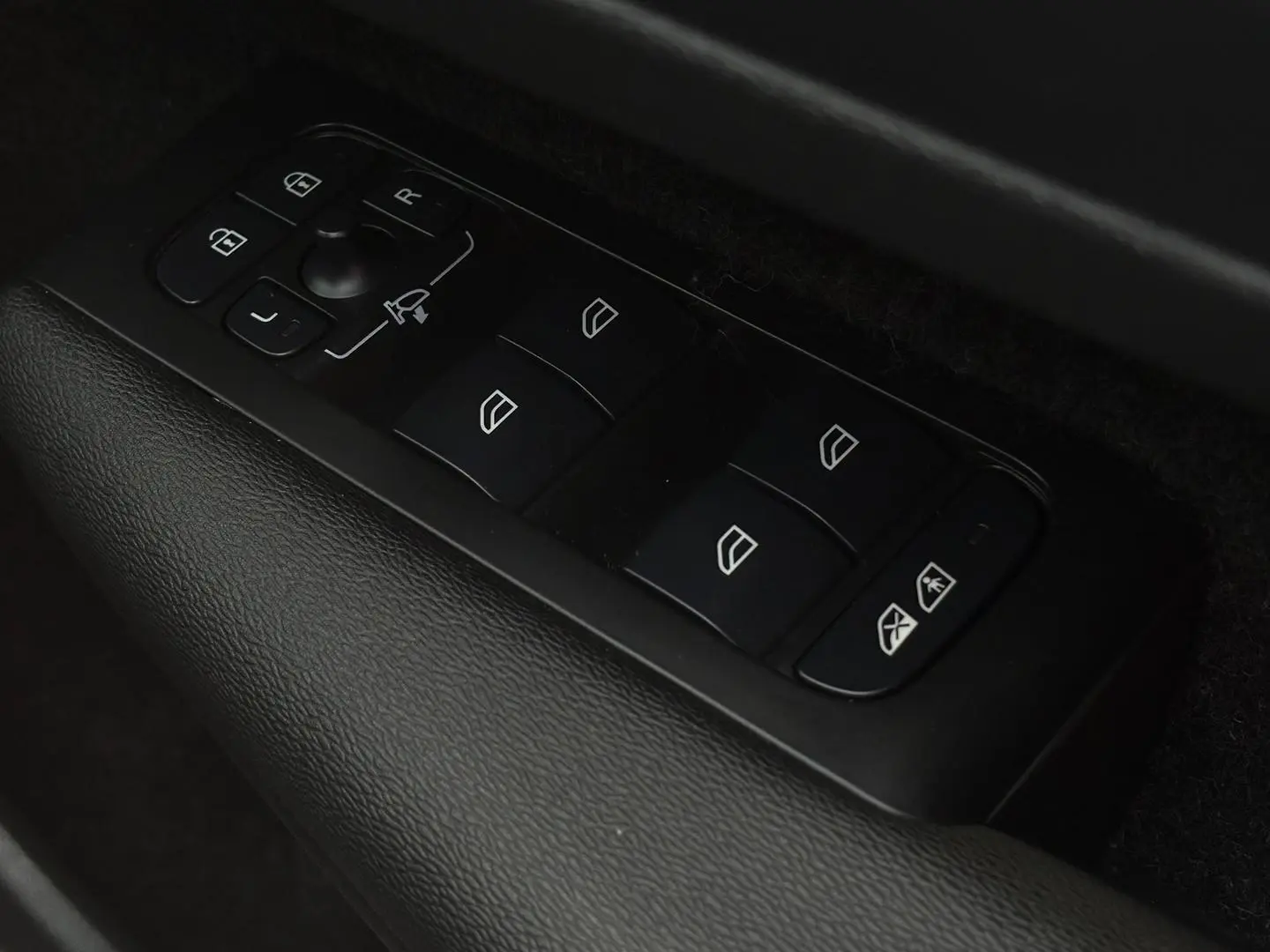 2021 Volvo XC40 Gallery Image 25