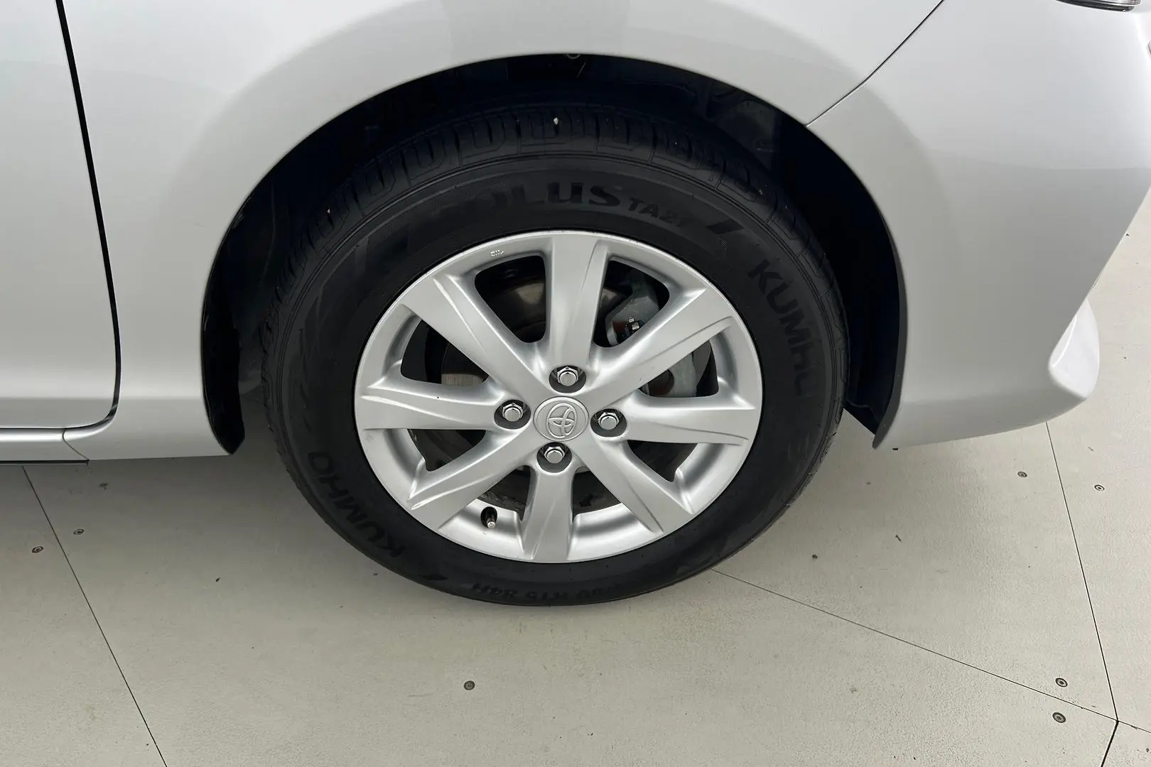 2013 Toyota Prius C Gallery Image 12