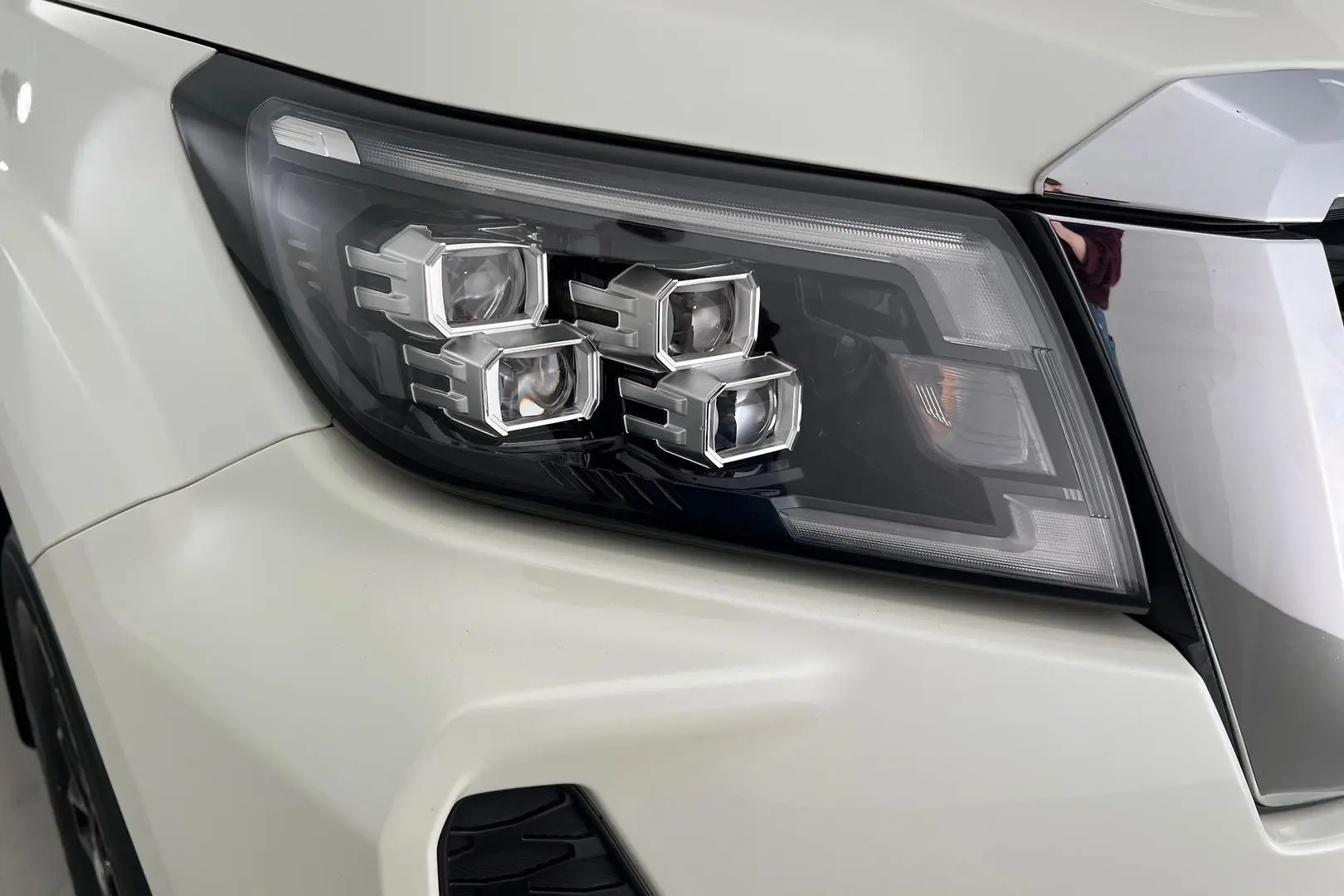 2021 Nissan Navara Gallery Image 2