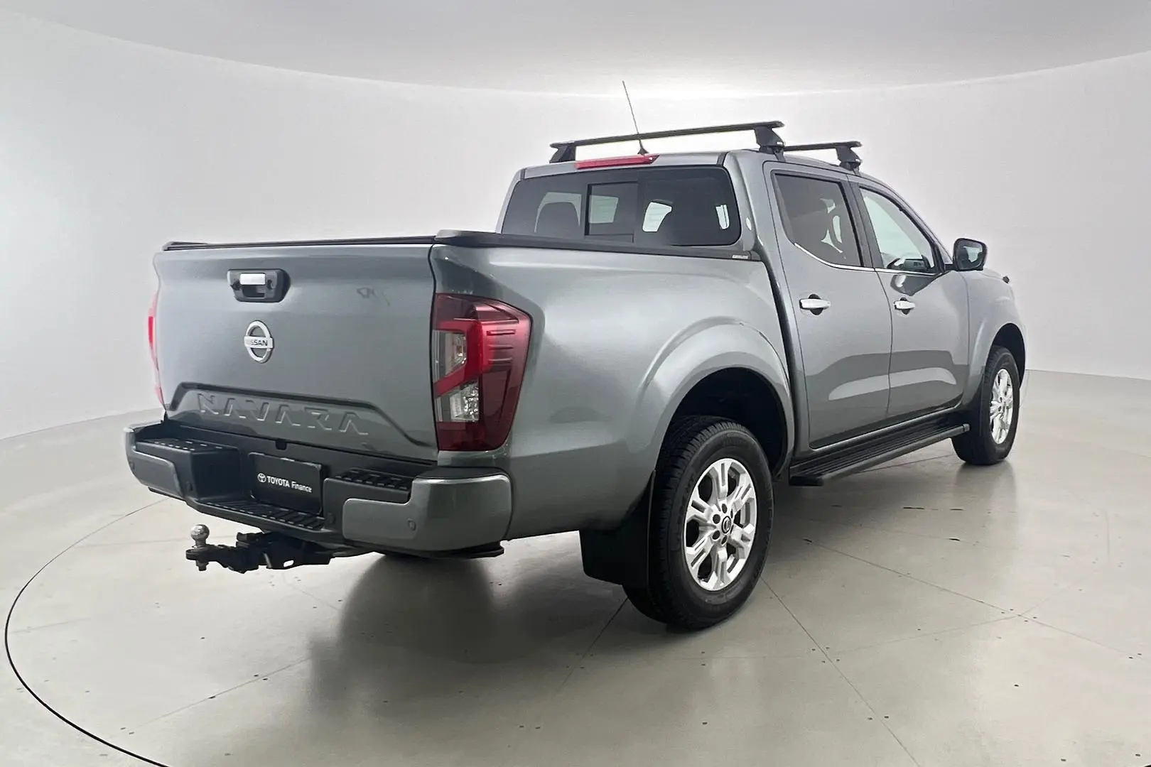 2021 Nissan Navara Gallery Image 4