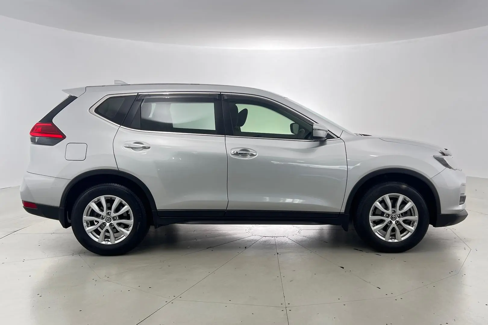 2017 Nissan X-TRAIL Gallery Image 5