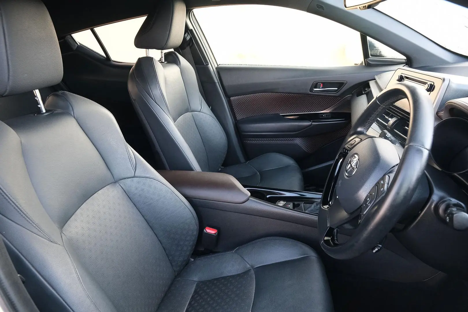2018 Toyota C-HR Gallery Image 13