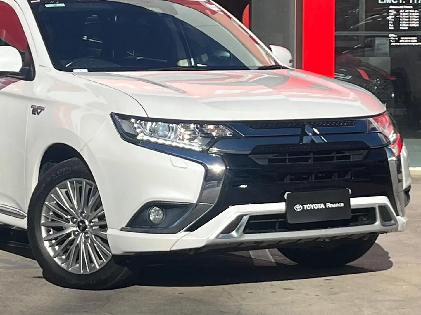 2018 Mitsubishi Outlander Gallery Image 2