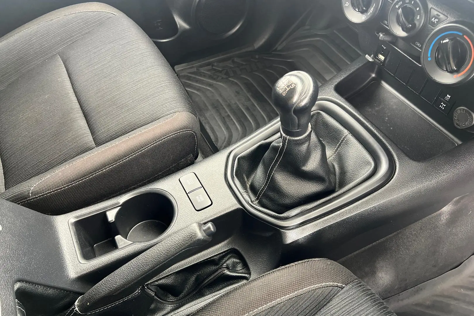 2020 Toyota Hilux Gallery Image 13