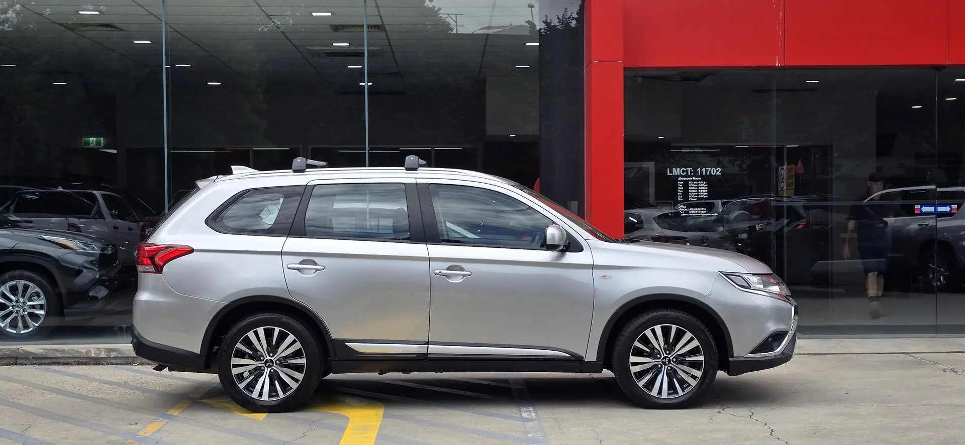 2019 Mitsubishi Outlander Gallery Image 2