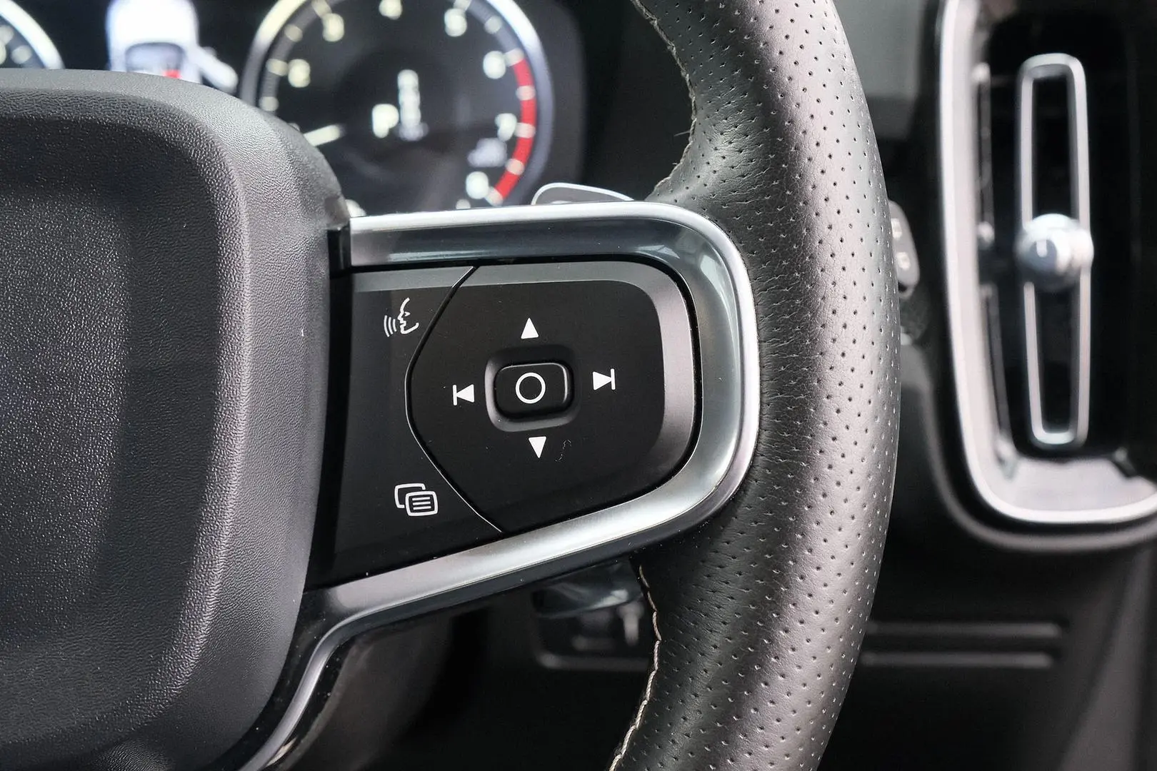 2020 Volvo XC40 Gallery Image 12