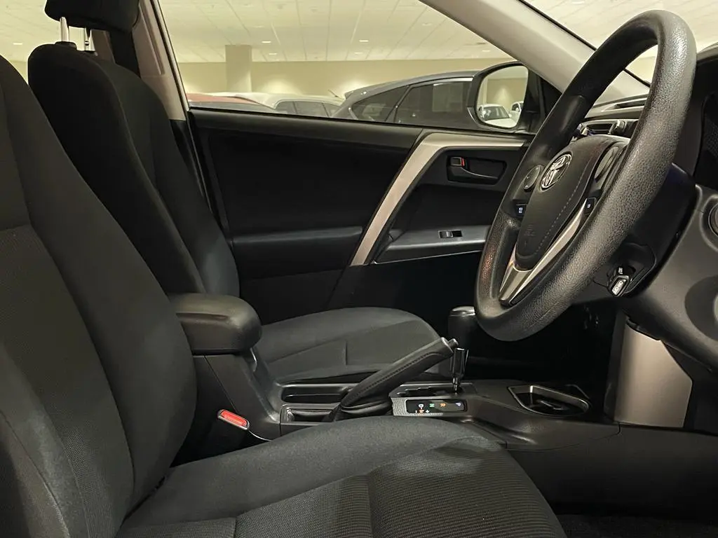 2017 Toyota RAV4 Gallery Image 10