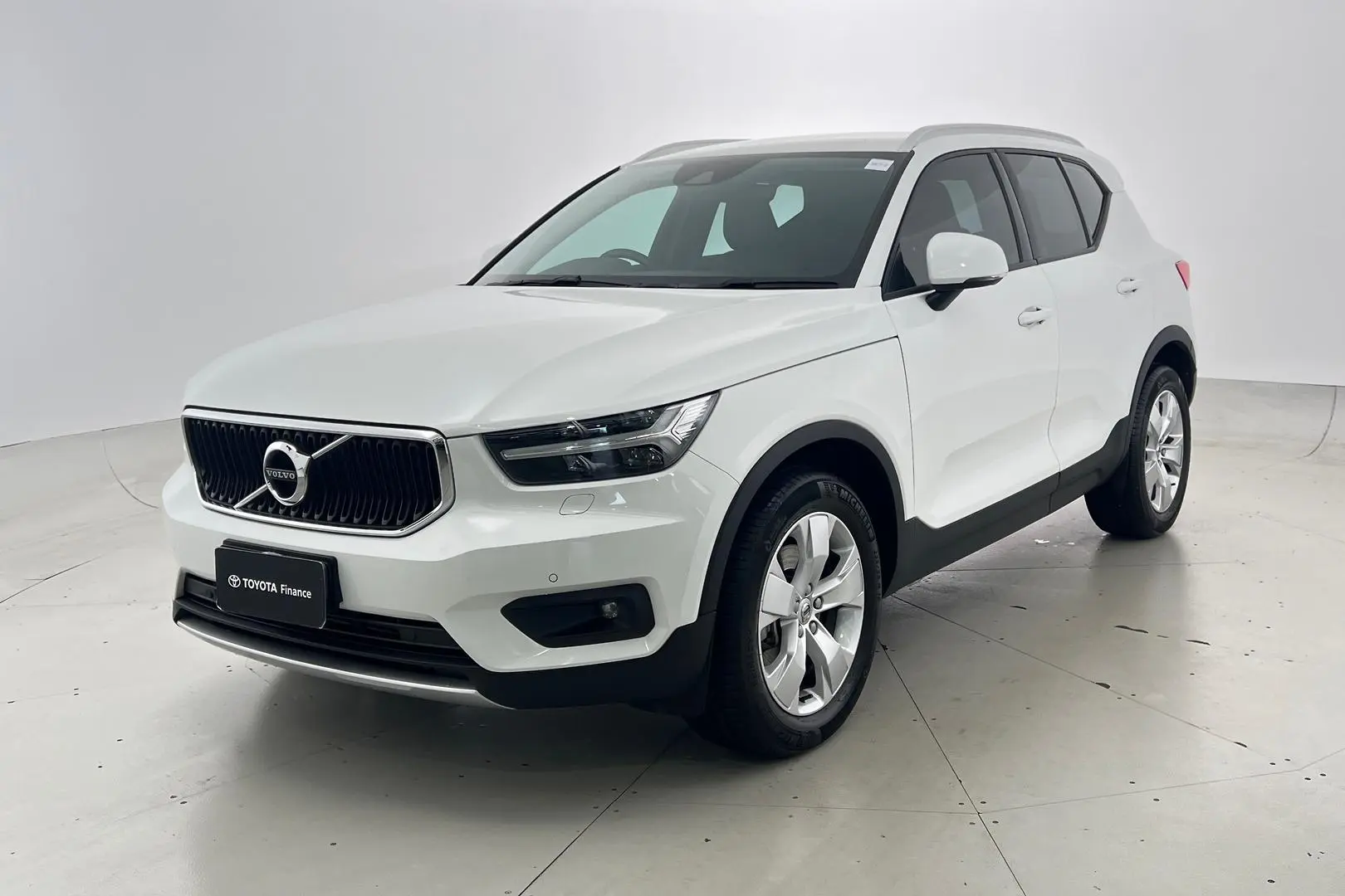 2022 Volvo XC40 Gallery Image 2