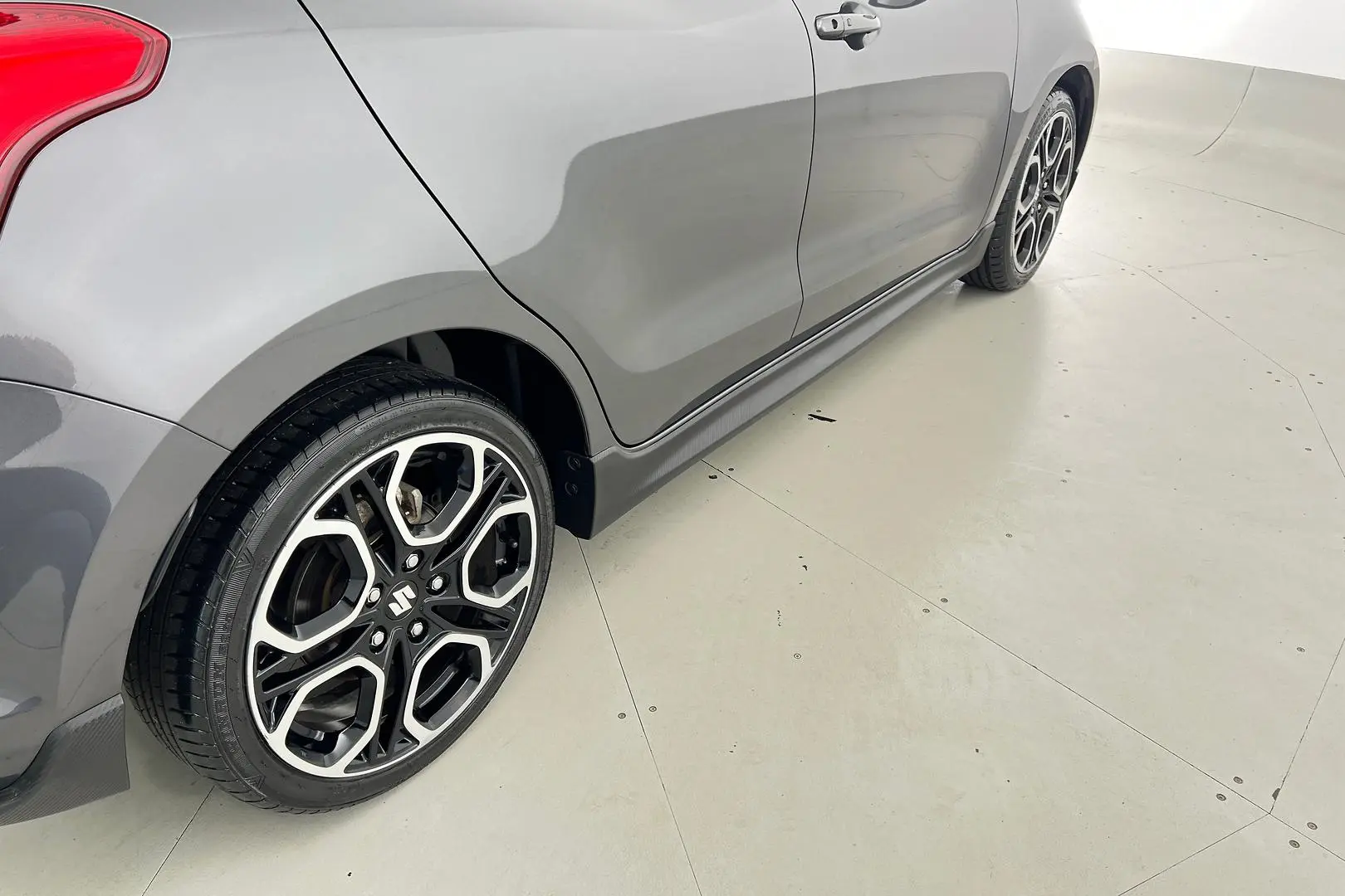 2018 Suzuki Swift Gallery Image 5