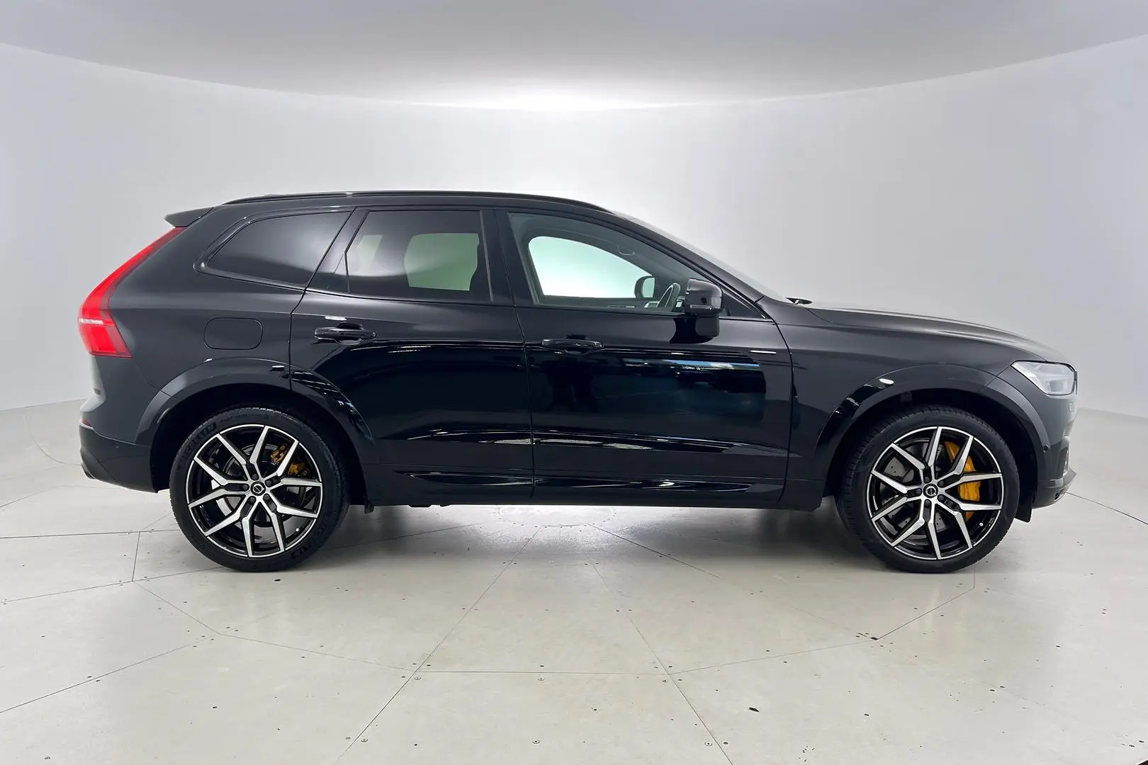 2020 Volvo XC60 Gallery Image 3