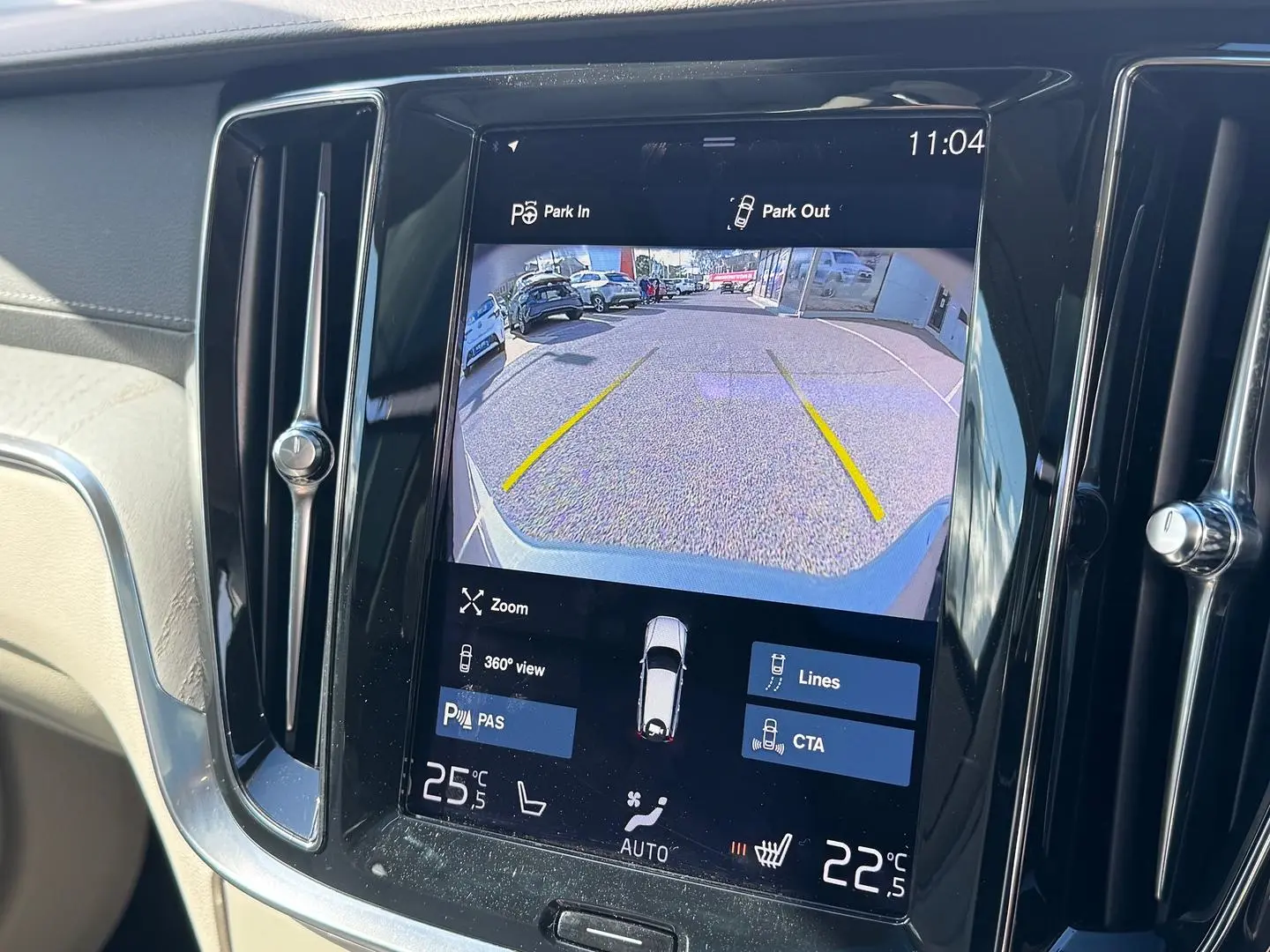 2021 Volvo V60 Cross Country Gallery Image 19