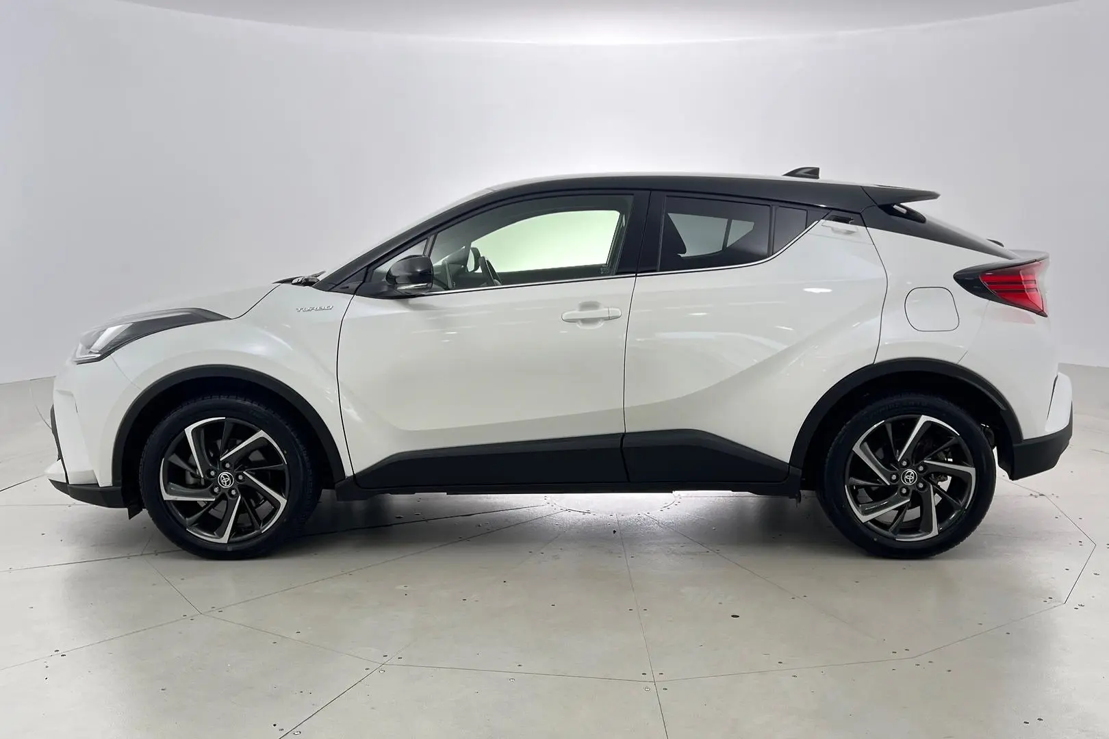 2020 Toyota C-HR Gallery Image 8