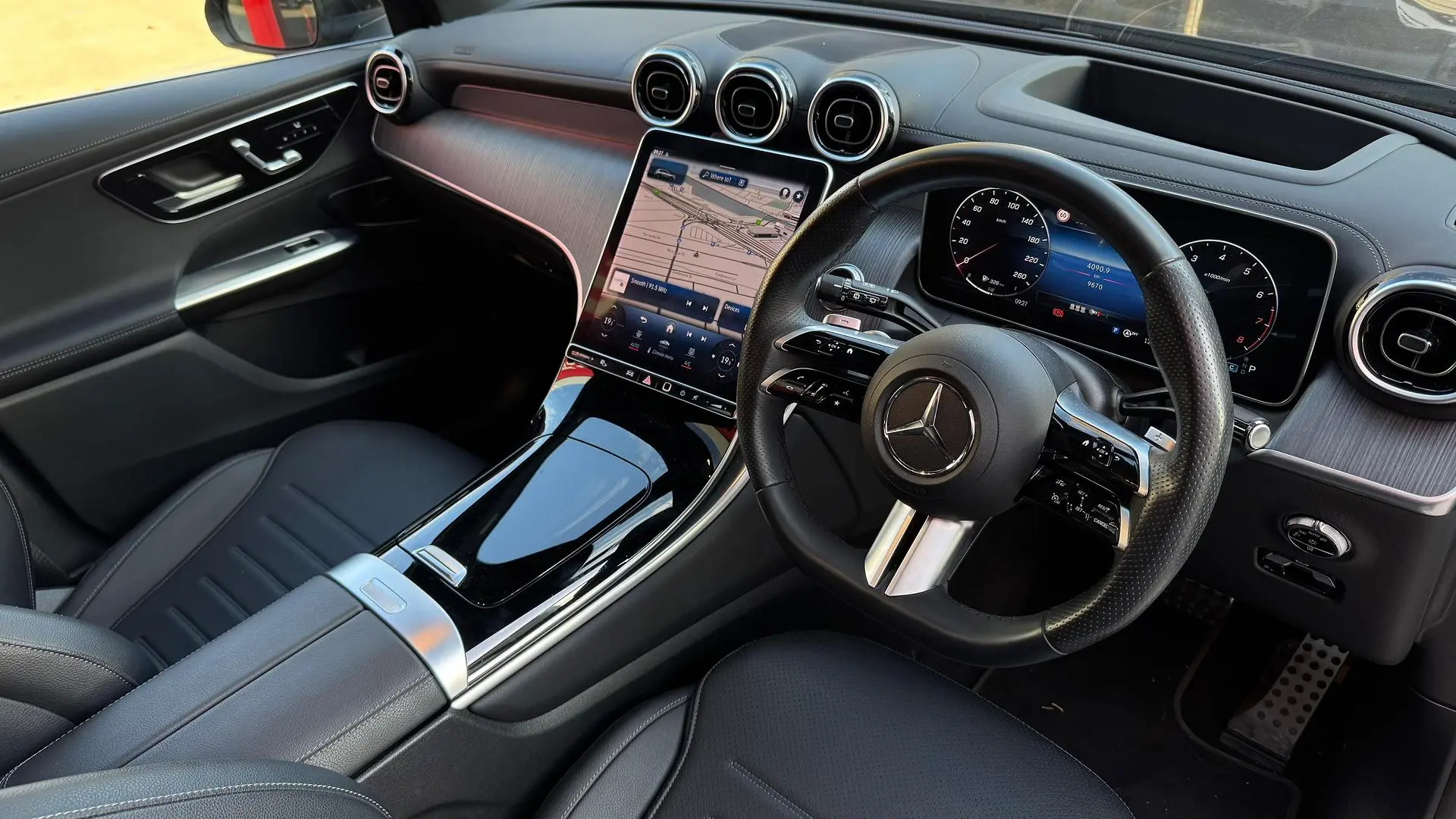 2023 Mercedes-Benz GLC-Class Gallery Image 3