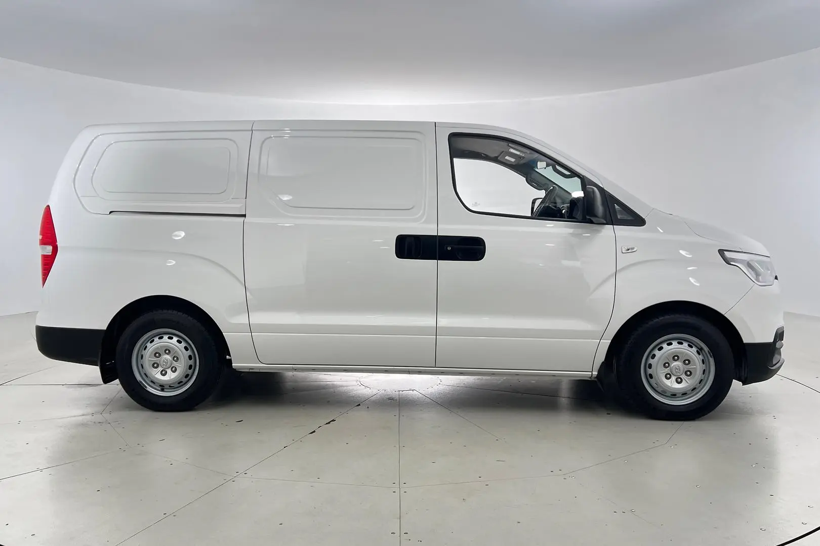 2021 Hyundai iLoad Gallery Image 3