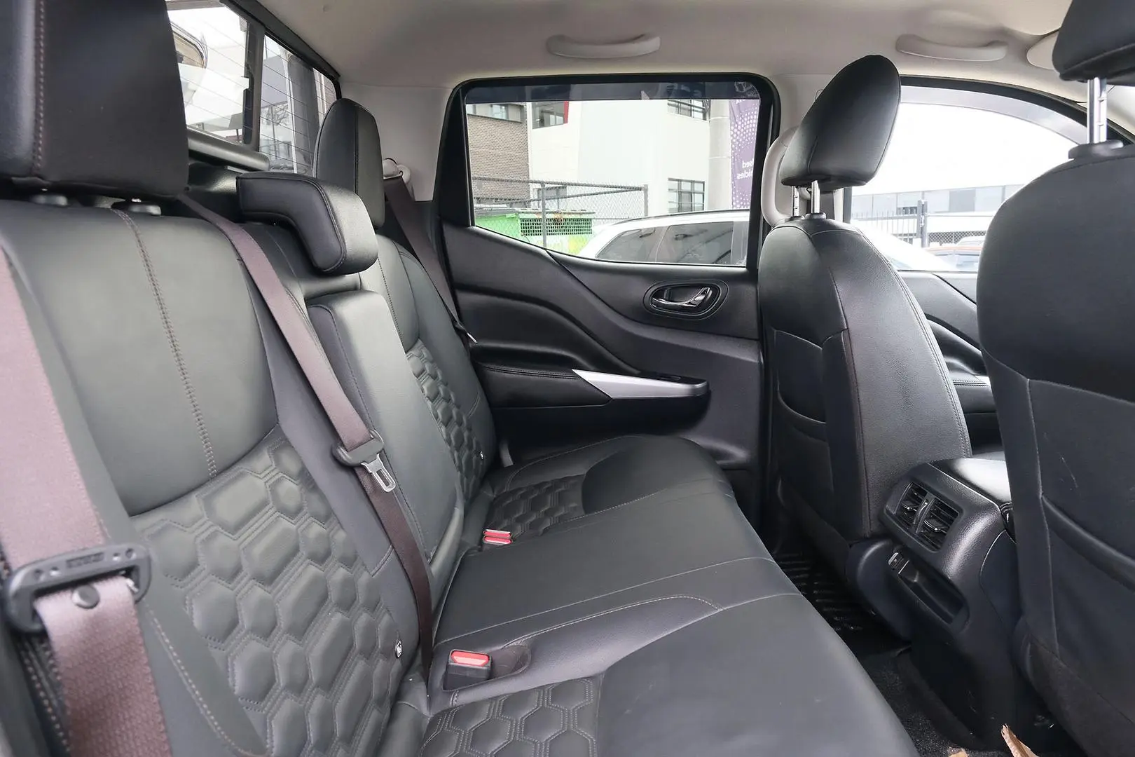 2021 Nissan Navara Gallery Image 19