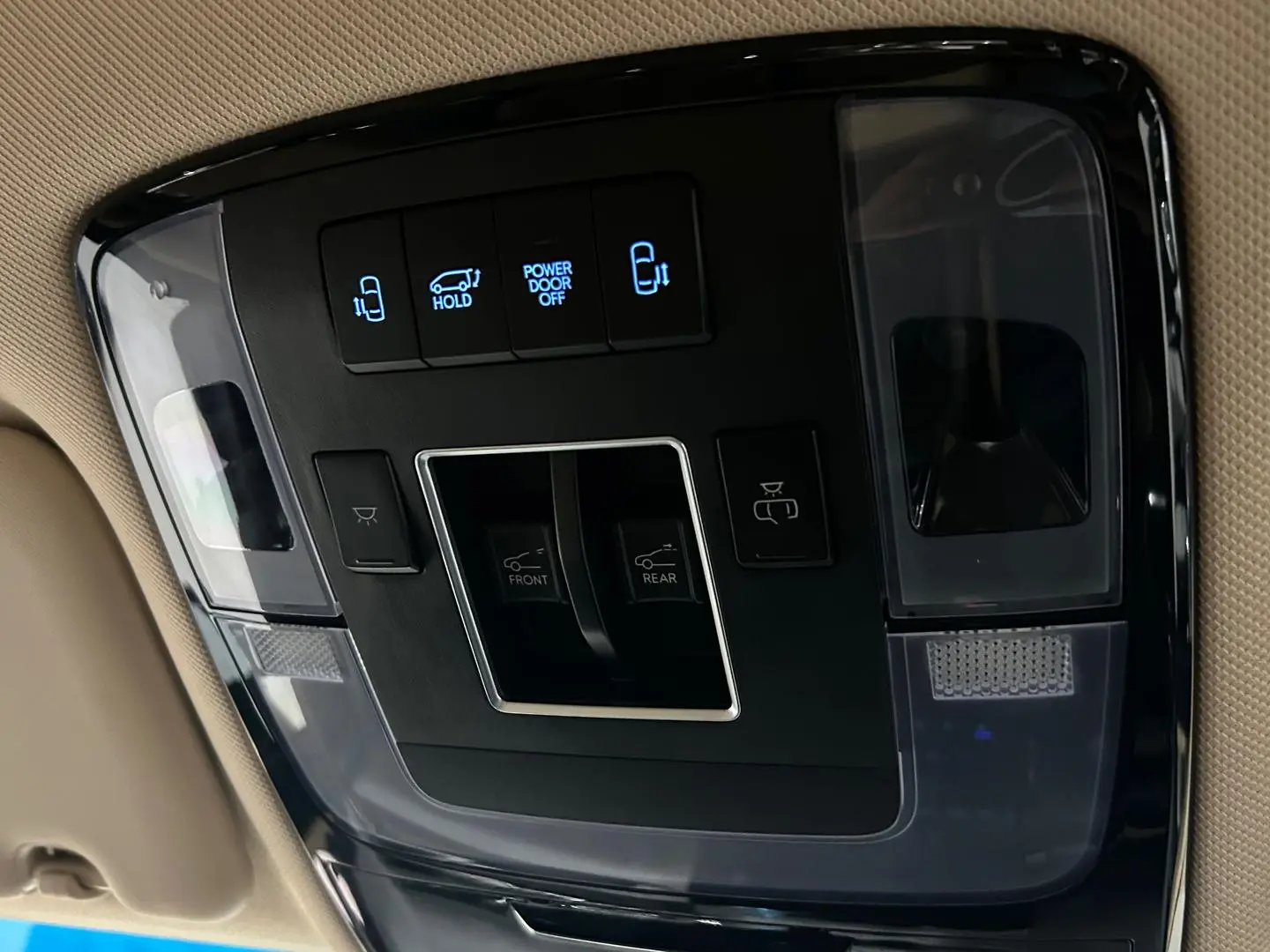 2021 Hyundai STARIA Gallery Image 24