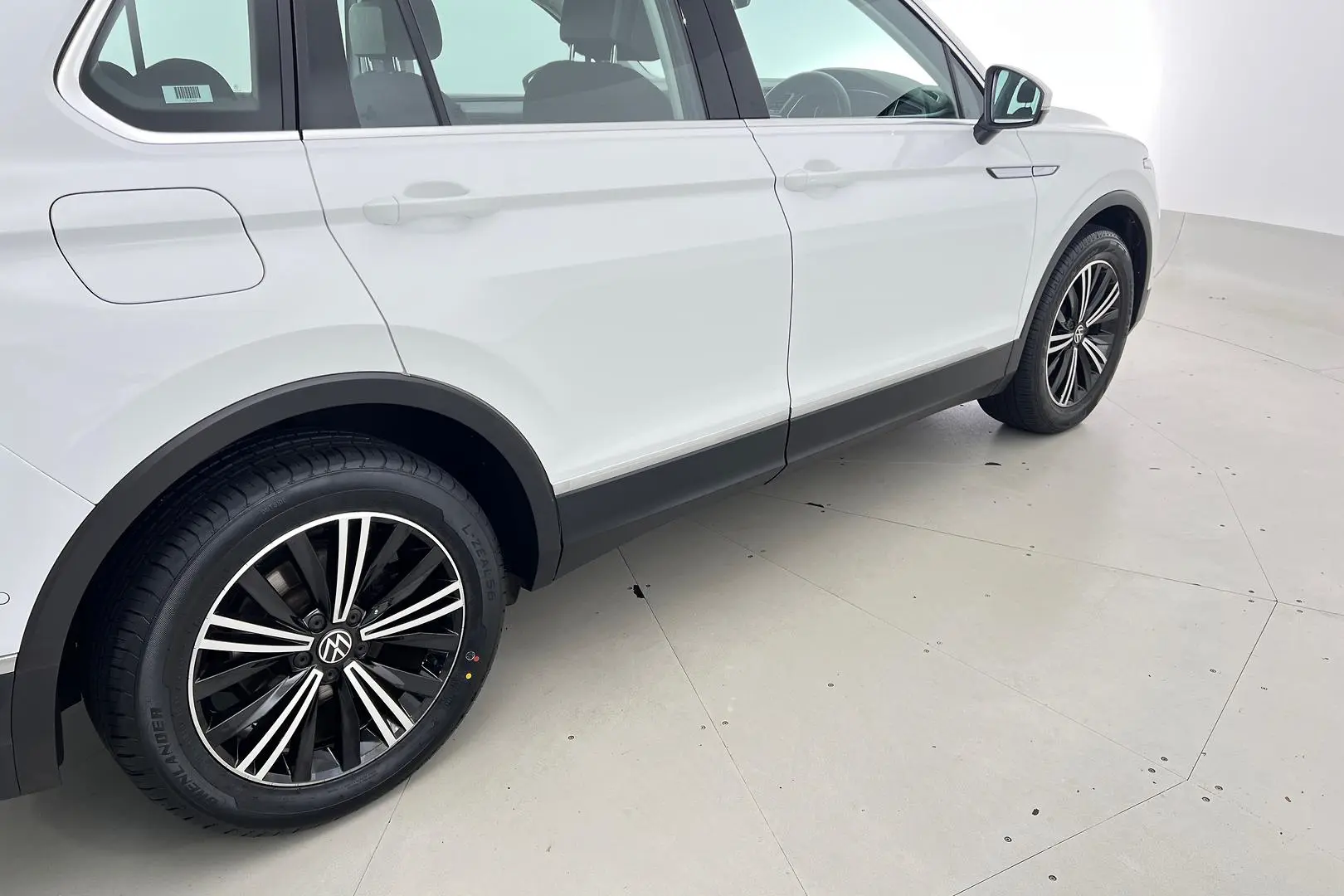 2023 Volkswagen Tiguan Gallery Image 10
