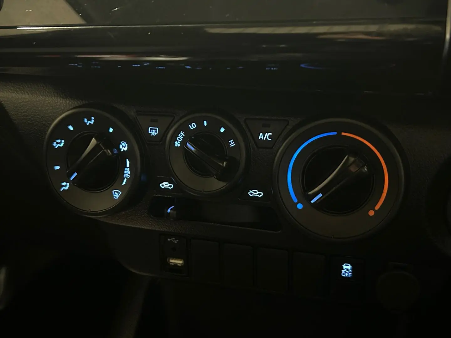 2020 Toyota Hilux Gallery Image 15