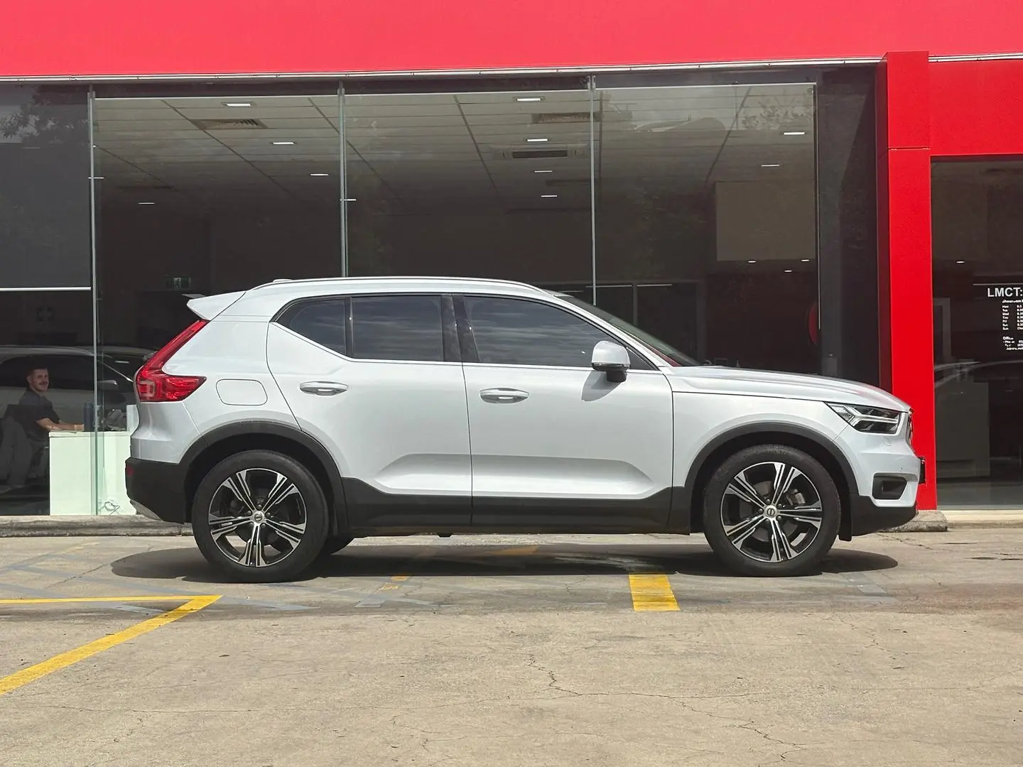 2021 Volvo XC40 Gallery Image 2