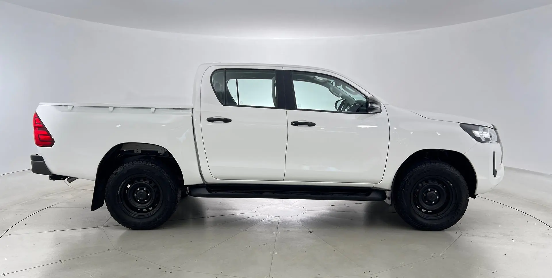 2021 Toyota Hilux Gallery Image 2