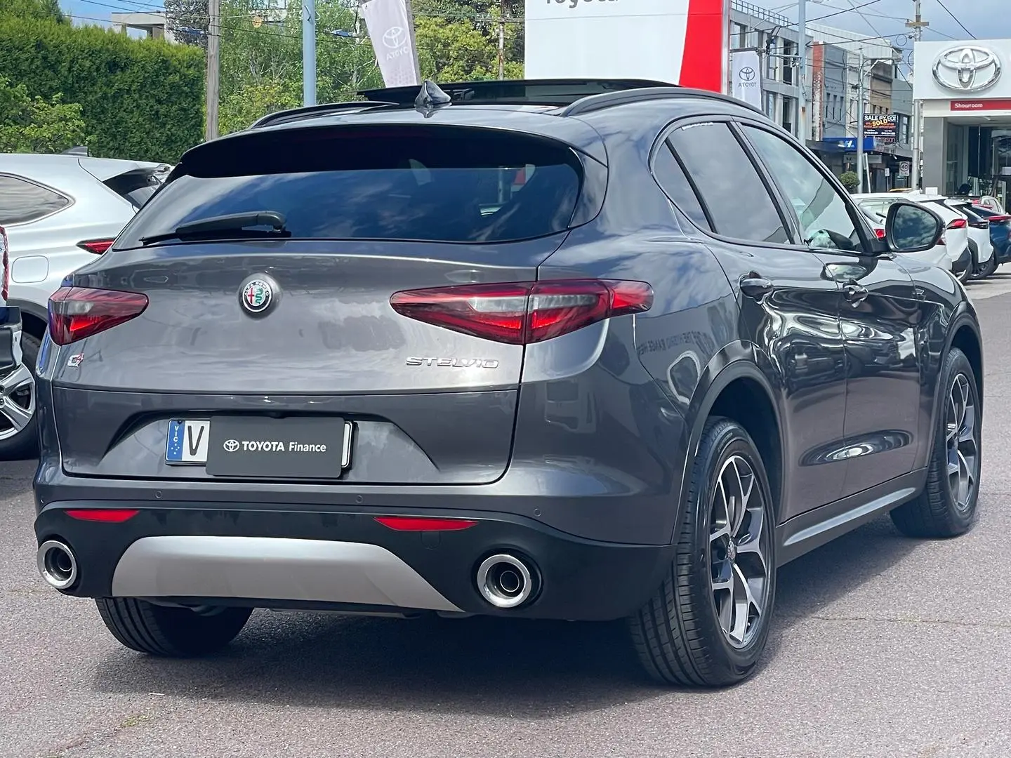 2018 Alfa Romeo Stelvio Gallery Image 4