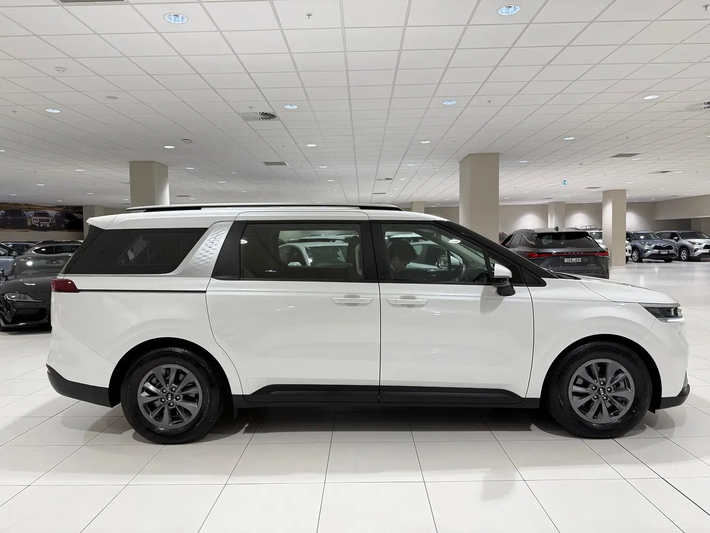 2021 Kia Carnival Gallery Image 2
