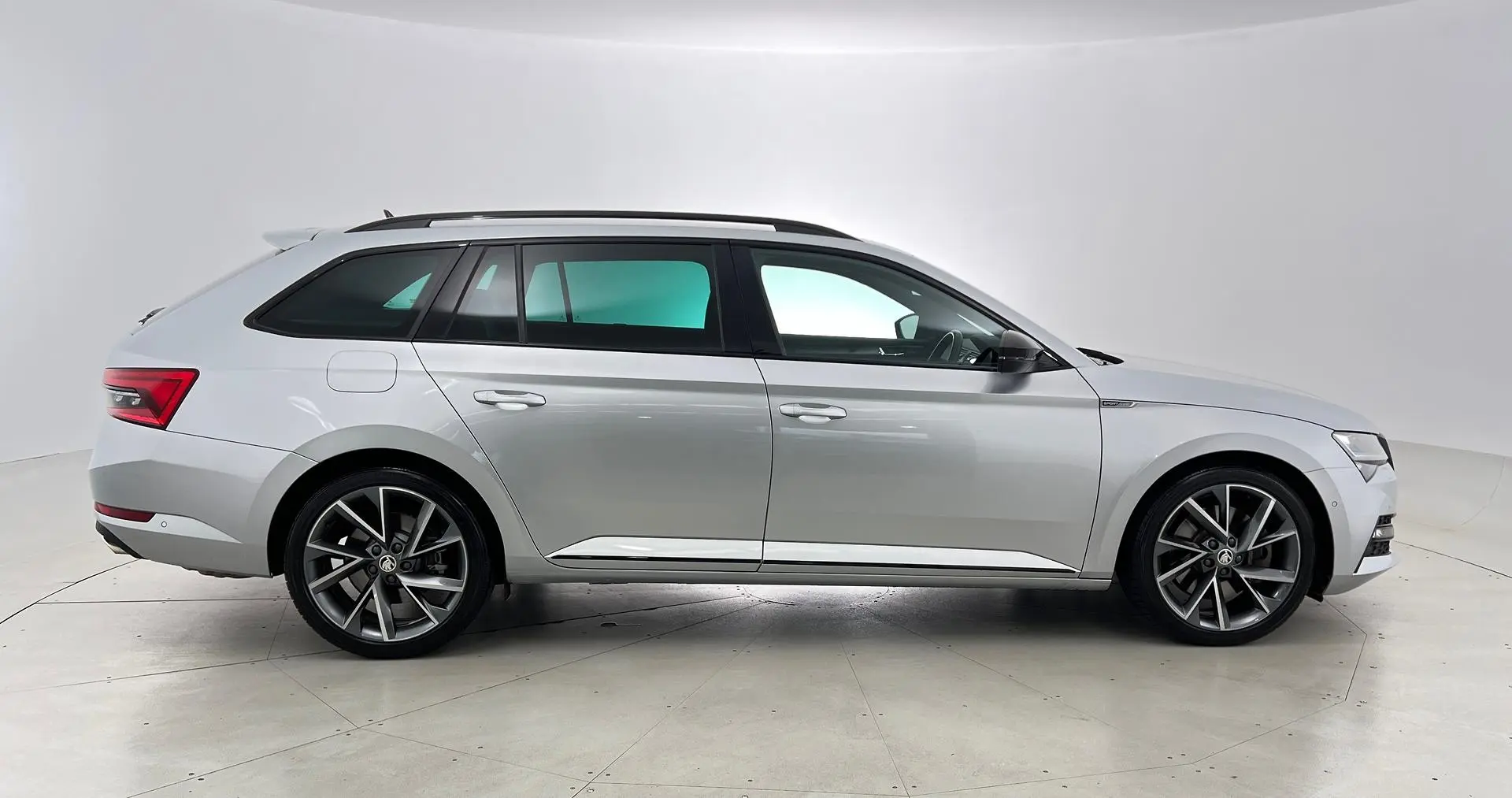 2021 SKODA Superb Image 5