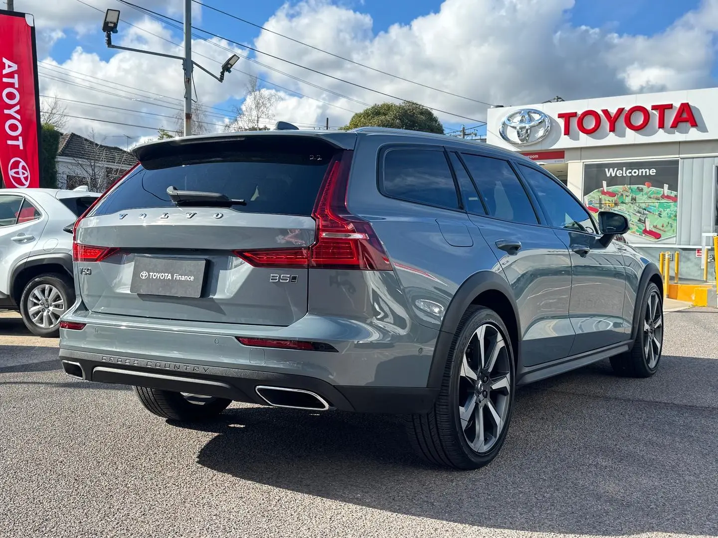 2021 Volvo V60 Cross Country Gallery Image 4