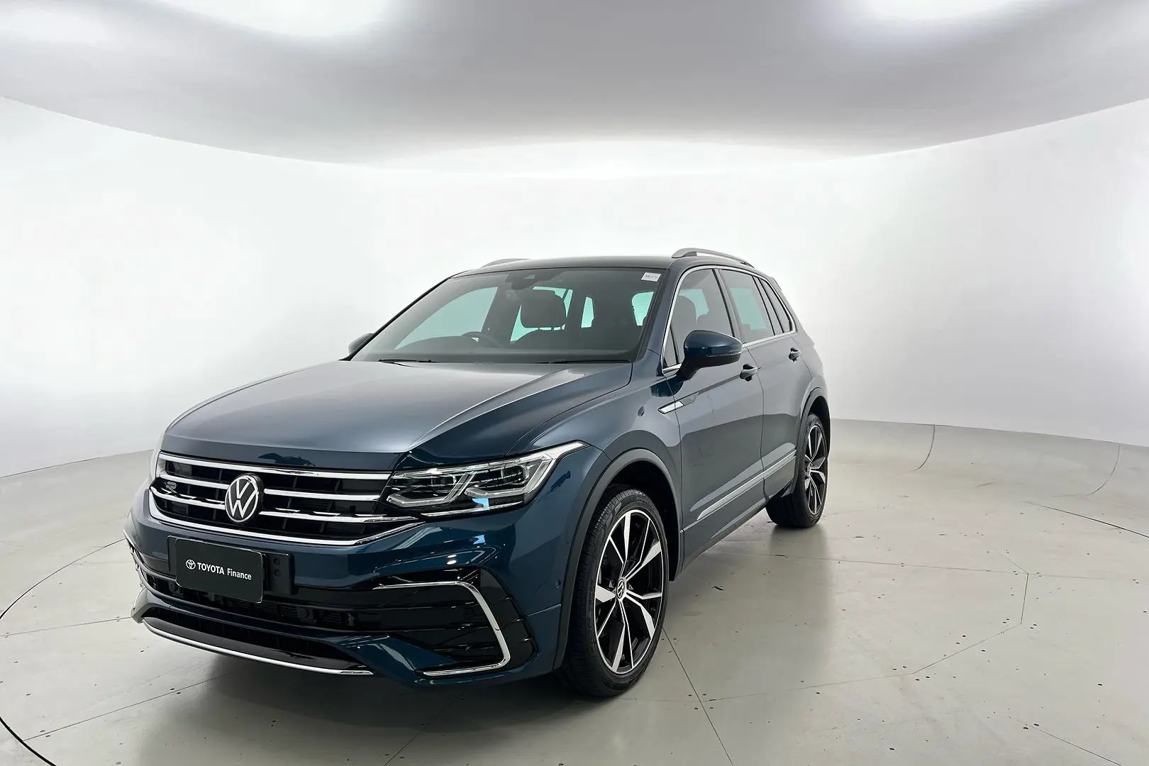 2023 Volkswagen Tiguan Gallery Image 2