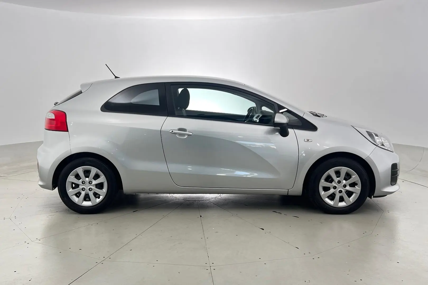 2016 Kia Rio Gallery Image 3