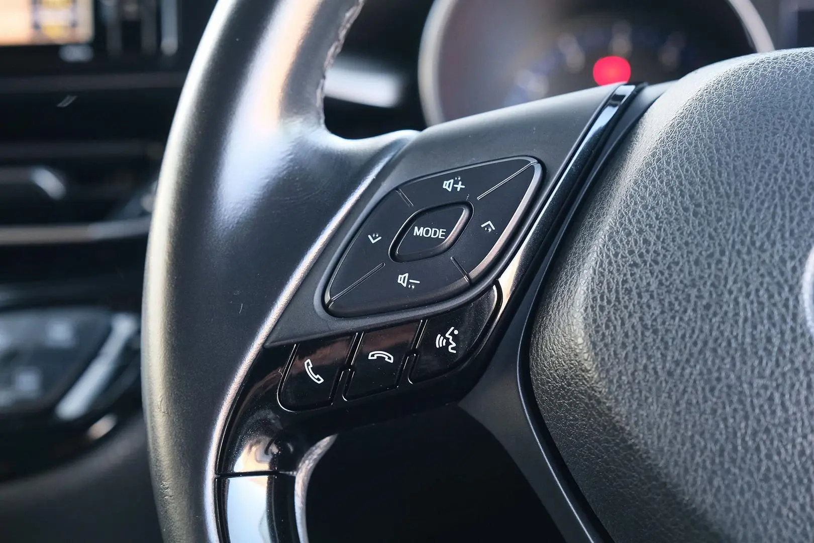 2018 Toyota C-HR Gallery Image 15