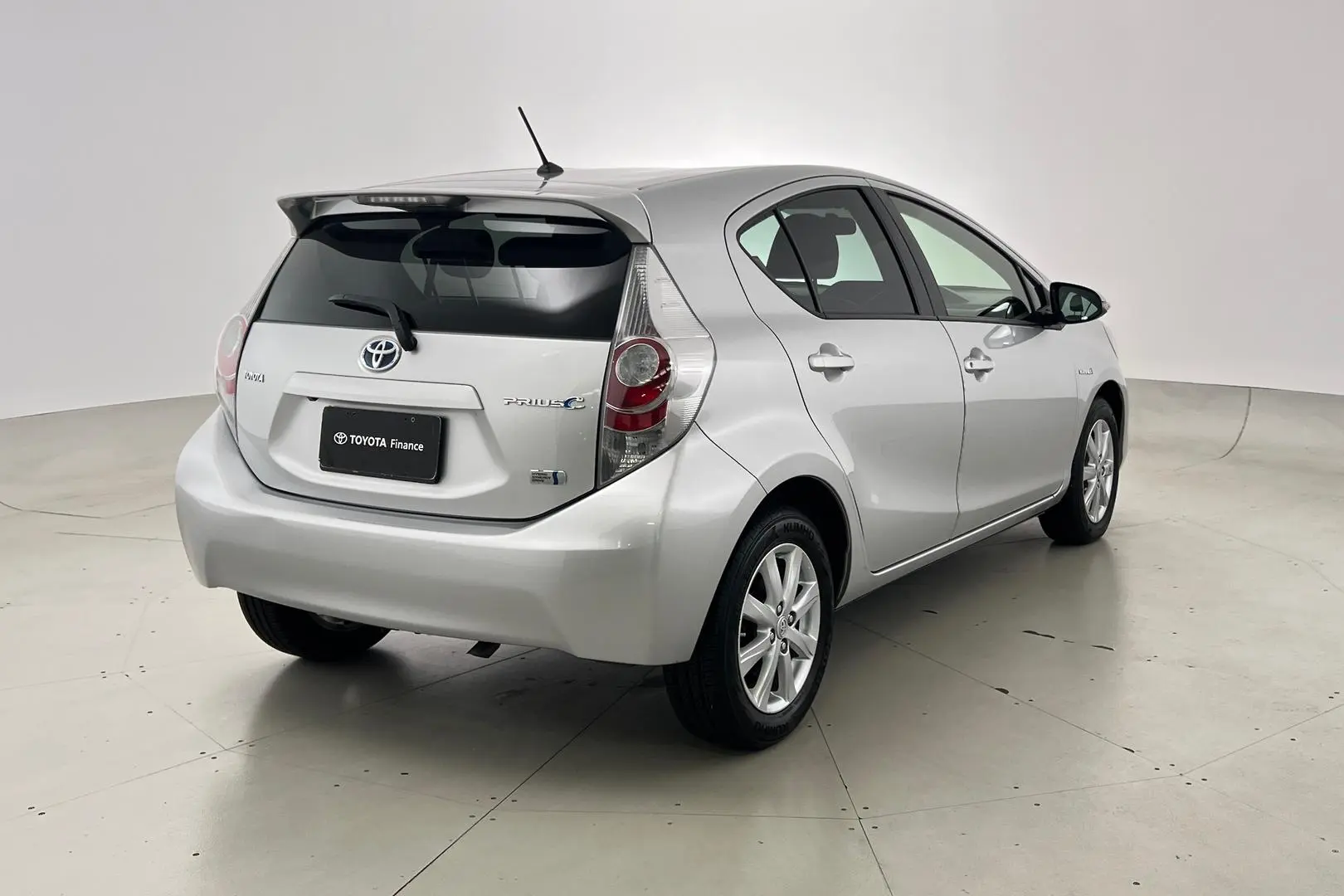 2013 Toyota Prius C Gallery Image 5