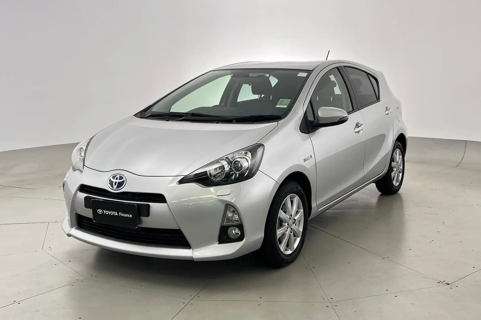 2013 Toyota Prius C Gallery Image 8