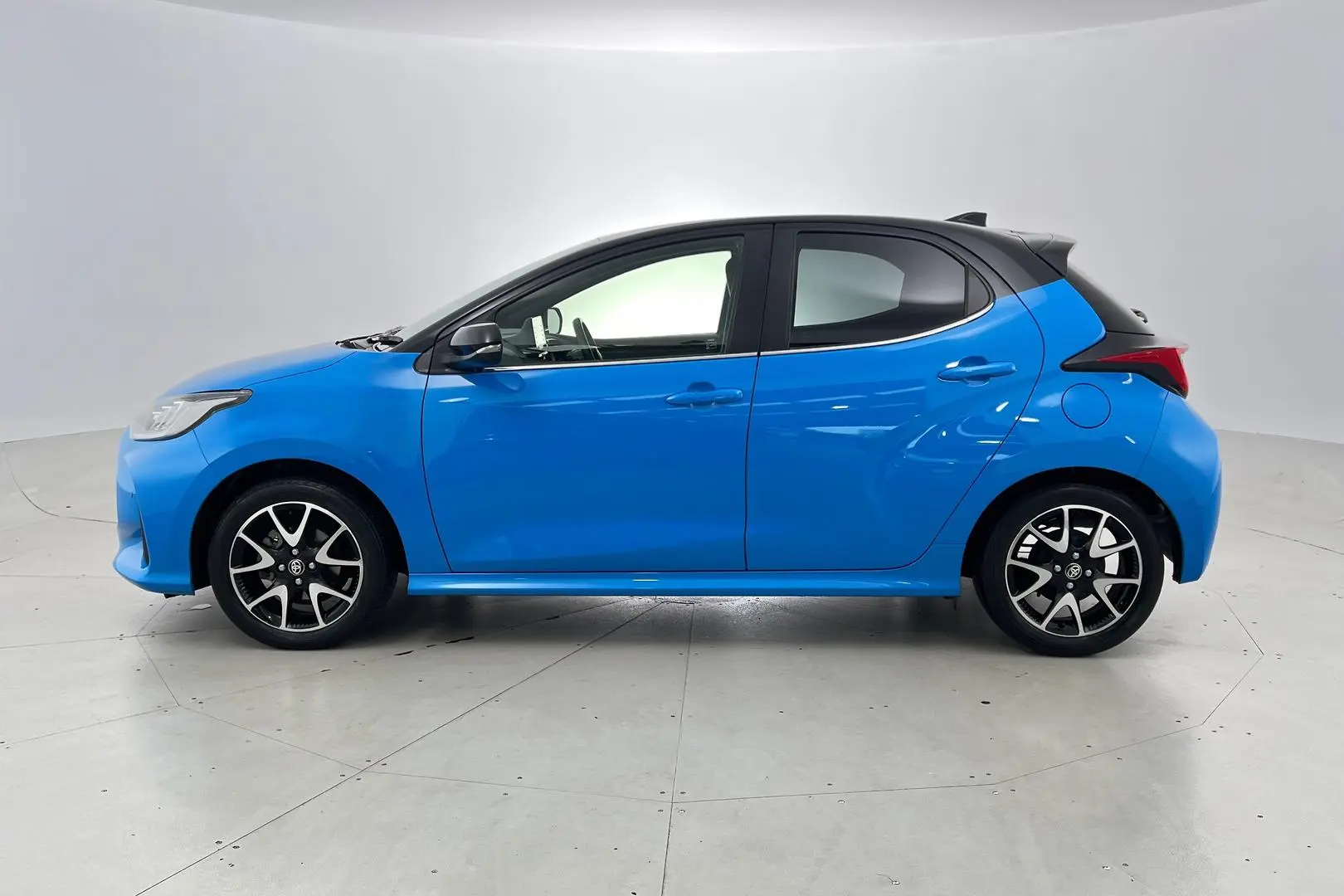 2021 Toyota Yaris Gallery Image 8