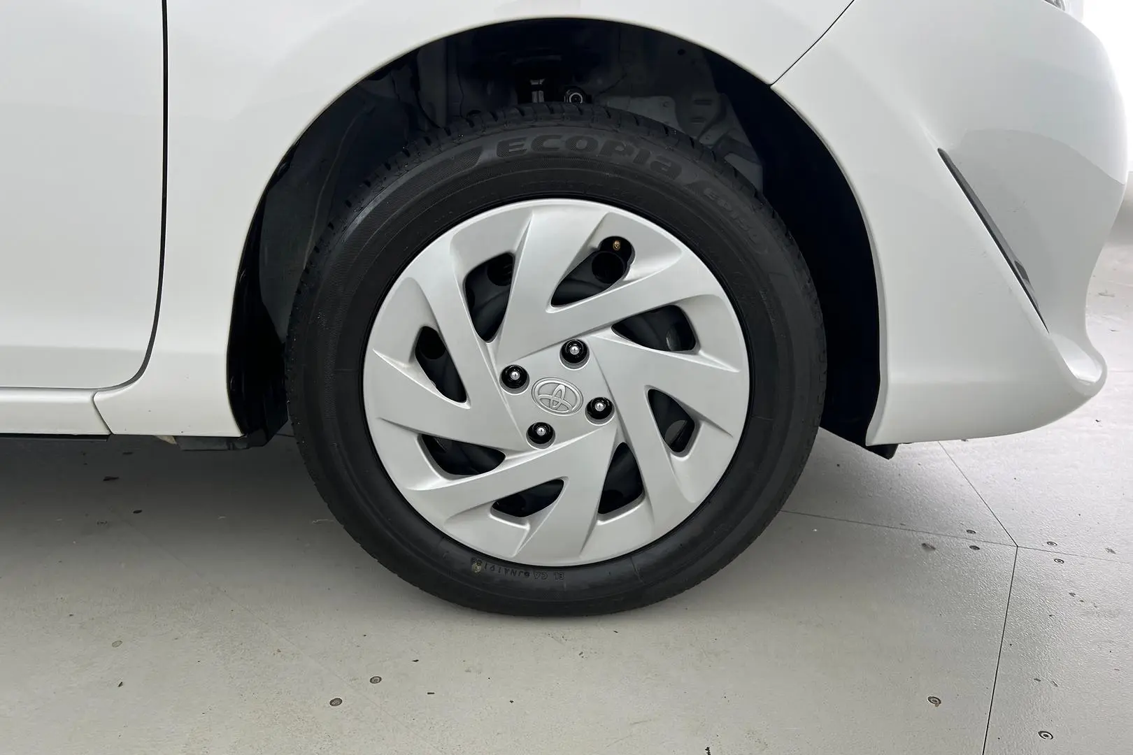 2018 Toyota Prius C Gallery Image 16