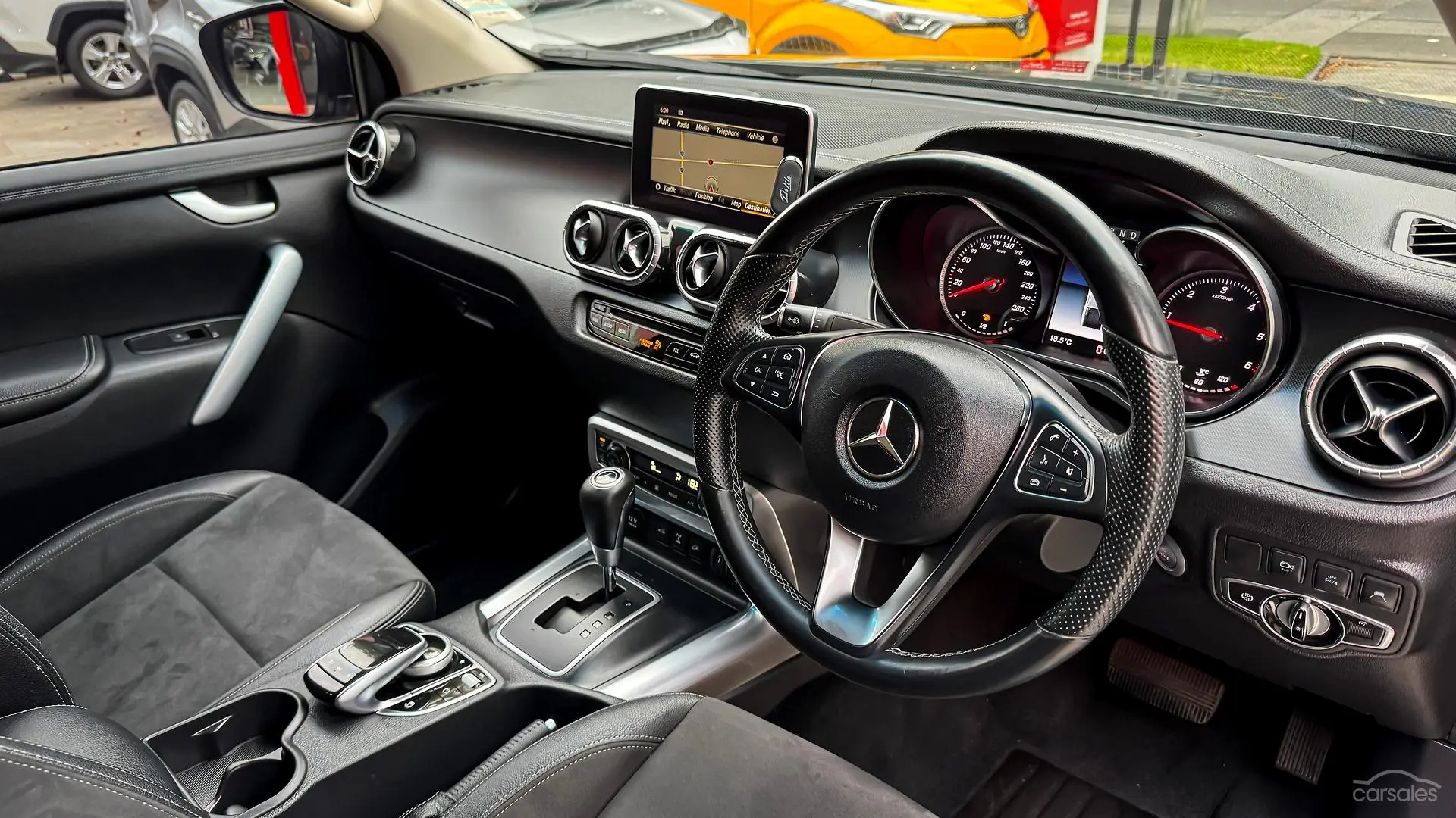 2020 Mercedes-Benz X-Class Image 3