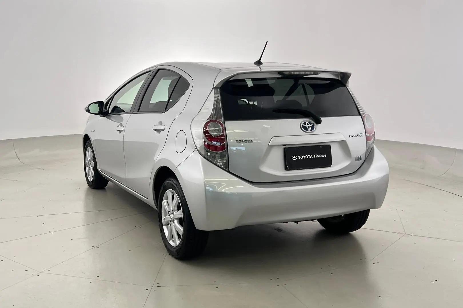 2013 Toyota Prius C Gallery Image 2