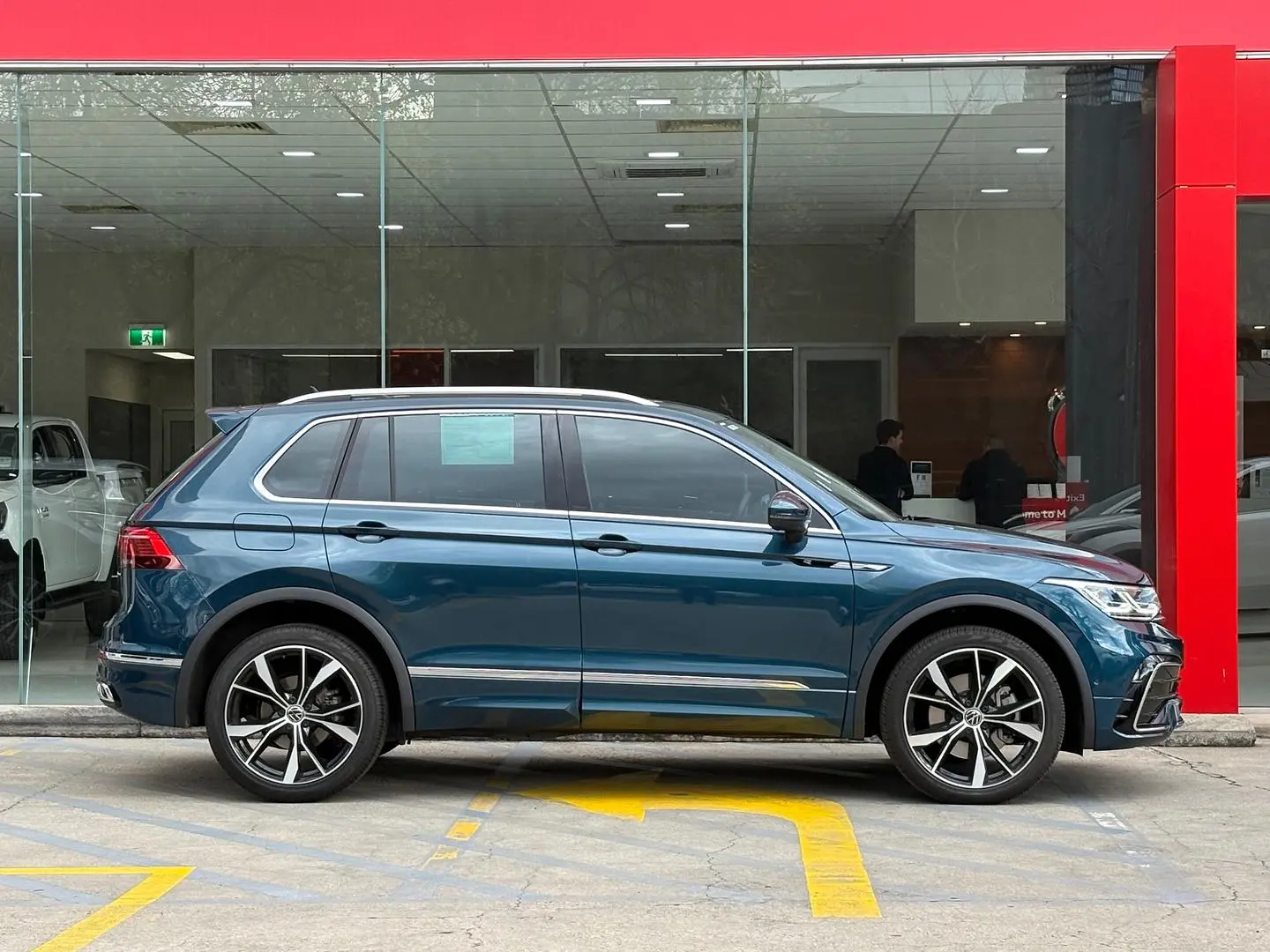 2023 Volkswagen Tiguan Gallery Image 2