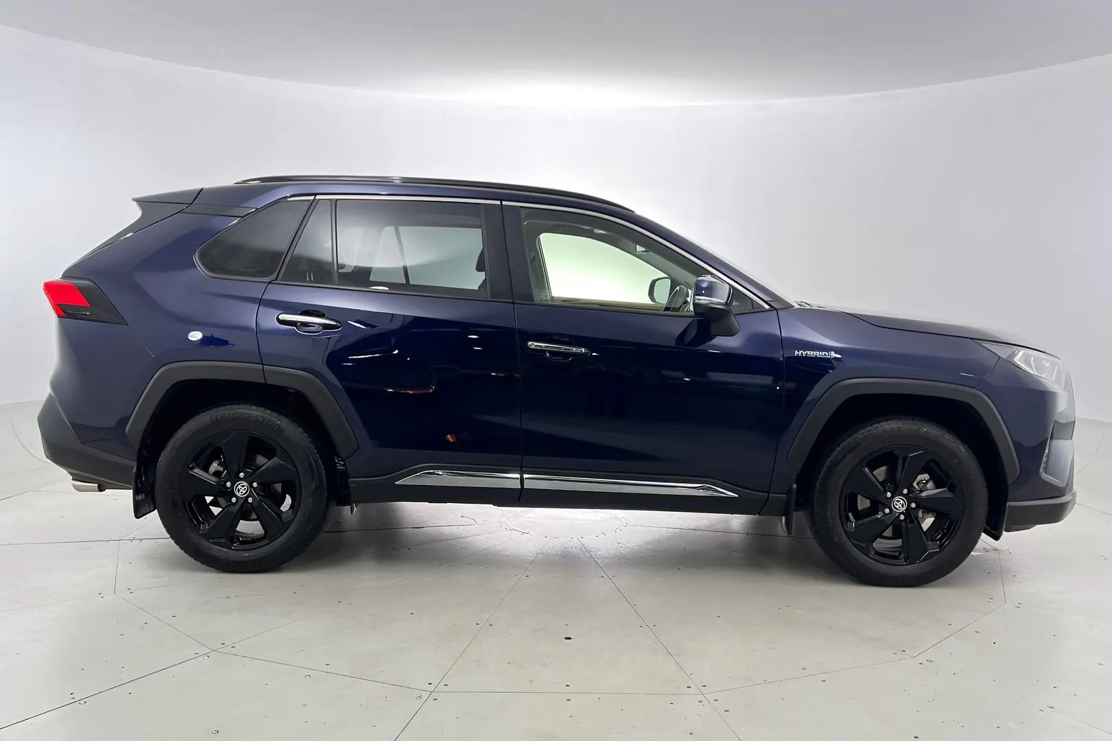 2019 Toyota RAV4 Gallery Image 3