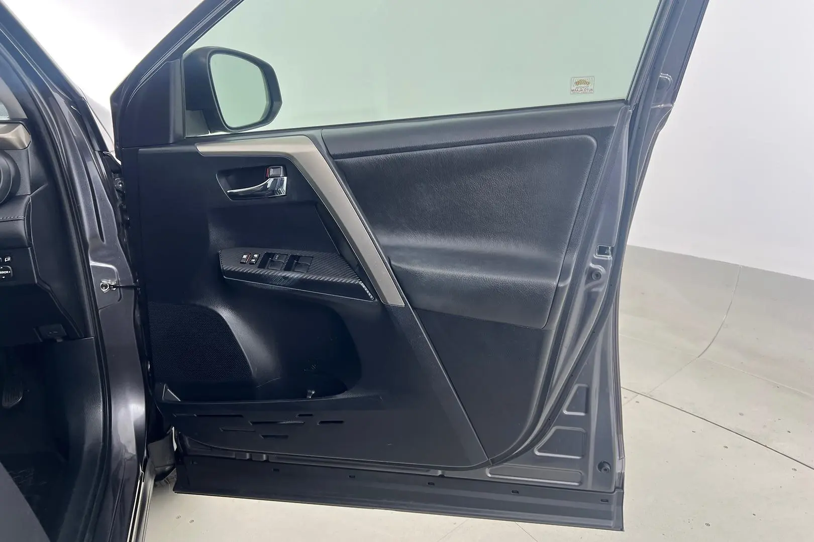 2015 Toyota RAV4 Gallery Image 10
