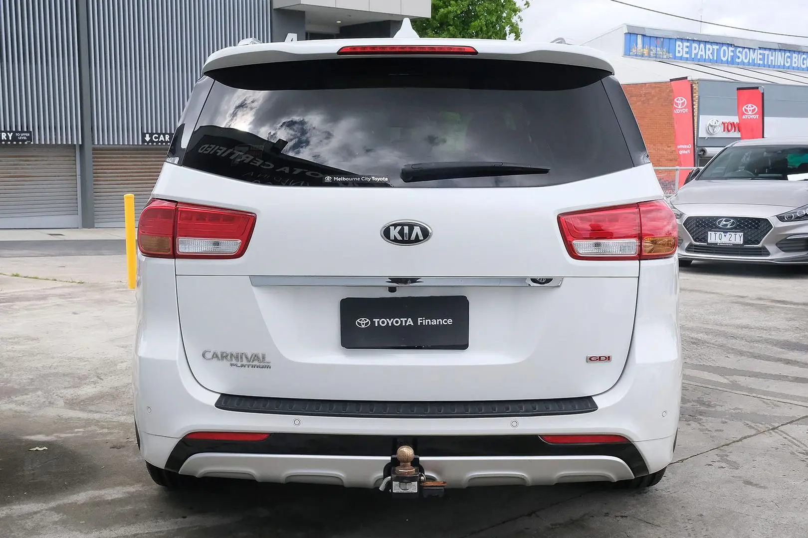 2017 Kia Carnival Gallery Image 2