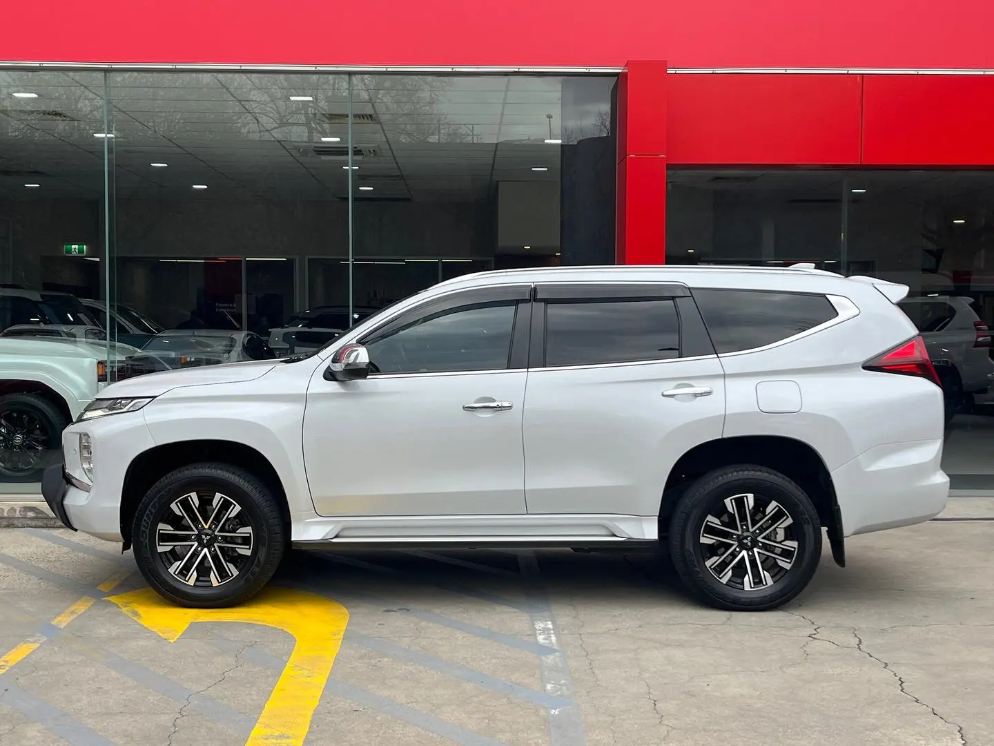 2023 Mitsubishi Pajero Sport Gallery Image 9